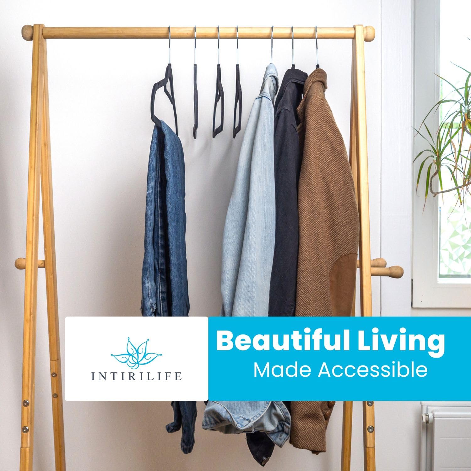 Intirilife Perchero NEGRO-50 Piezas- 43,5 x 23,5 x 0,6 cm -Perchero ahorrador de Espacio et para Trajes con Superficie Antideslizante, Barra para Pantalones, Muesca, Gancho Giratorio, Antideslizante