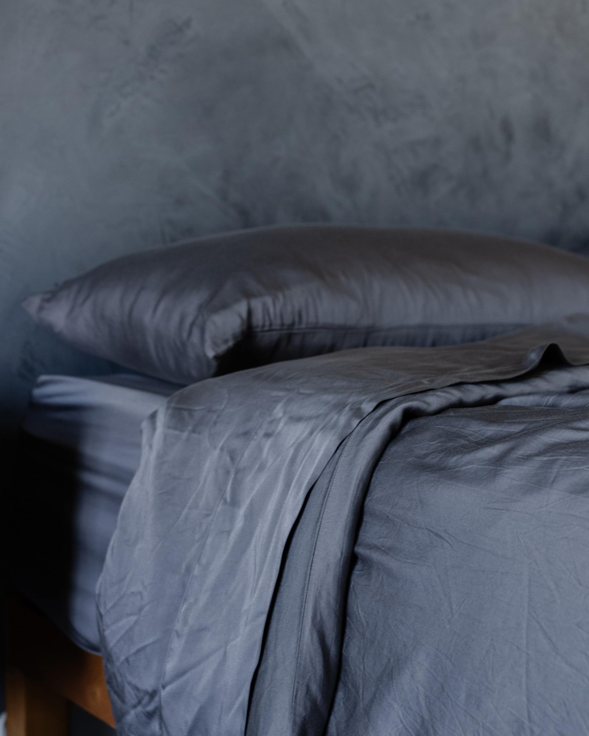 Cozy Earth Luxury Duvet Cover Twin - 100% Viscose from Bamboo - Ultra-Soft, Cooling & Lightweight Duvet Cover - Temperature-Regulating Bedding with Concealed Zip & Interior Snap Closures - Charcoal