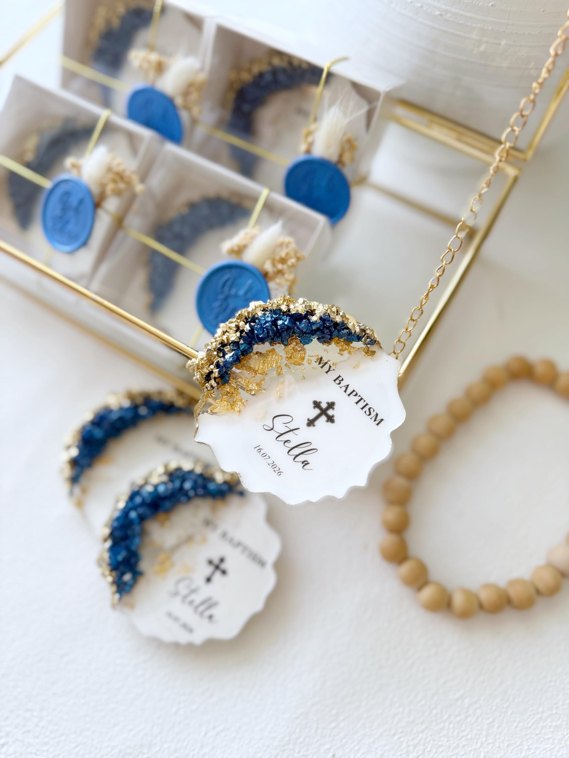 Generisch Personalisierte Taufmagnete mit Namen & Datum – Gastgeschenke zur Taufe für Jungen – Epoxidharz Magnet mit Kreuz, blauen Kristallen & Goldakzenten (25 Stück mit Geschenkbox)
