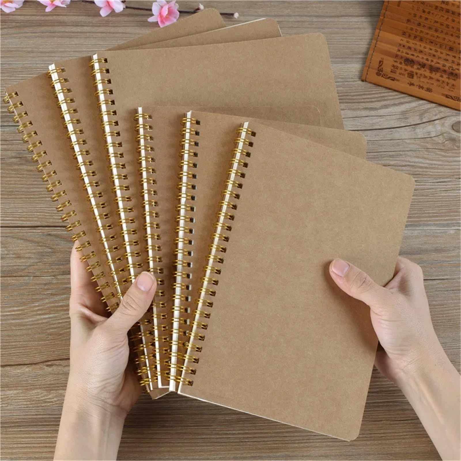 Lot de 4 carnets de notes lignés A5 en papier kraft quadrillé à pois vierges pour planificateur quotidien hebdomadaire Gestion du temps Fournitures scolaires Papeterie Cadeau (Grille)