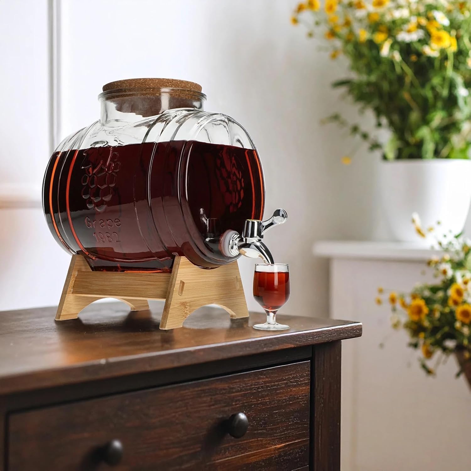 Getränkespender Glas mit Zapfhahn und Holzständer, Glasfass mit Korkdeckel, Limonadenspender für Party, Hochzeit, Garten, Grillabend, Saft, Eistee, Bowle, Likör und Wein (3L)