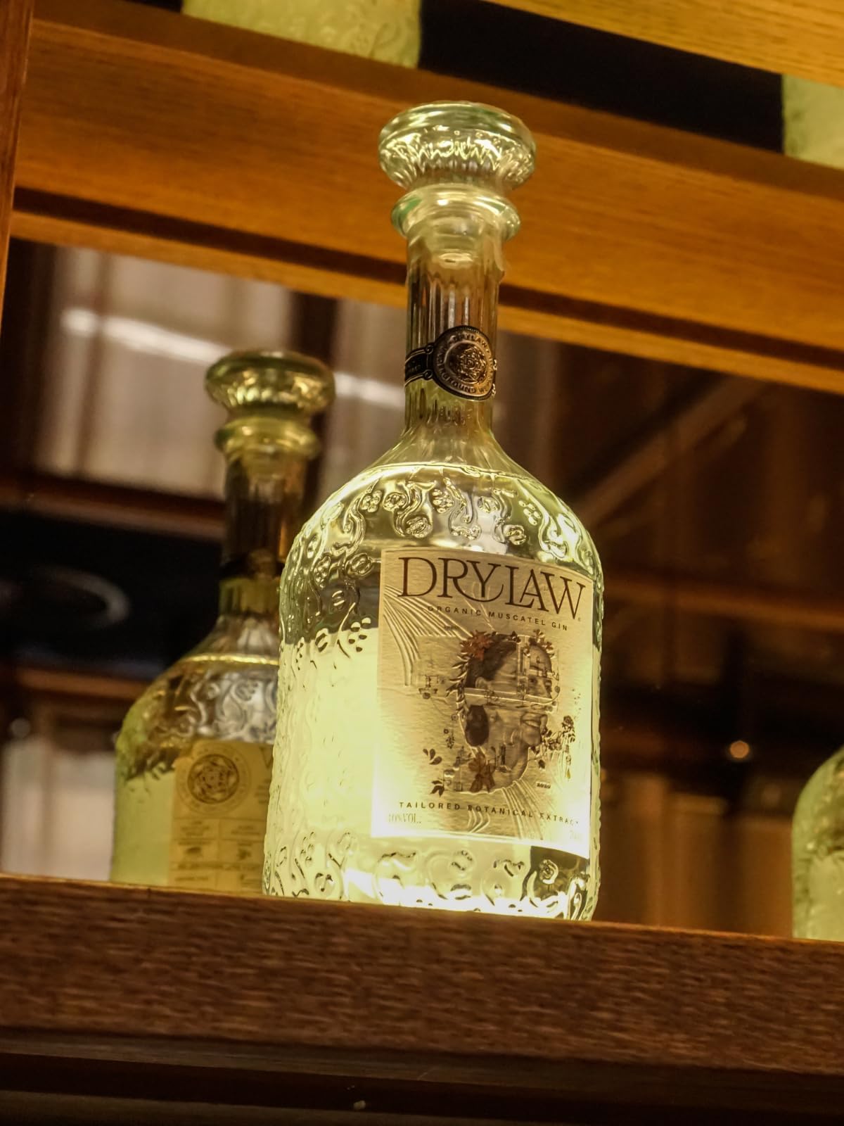 Drylaw Ginebra orgánica premium de uvas Moscatel. Cítrica y floral con notas de lichi, albaricoque, fruta tropical, melón y plátano. Botella decorativa. Gold en Gin Masters 2024.
