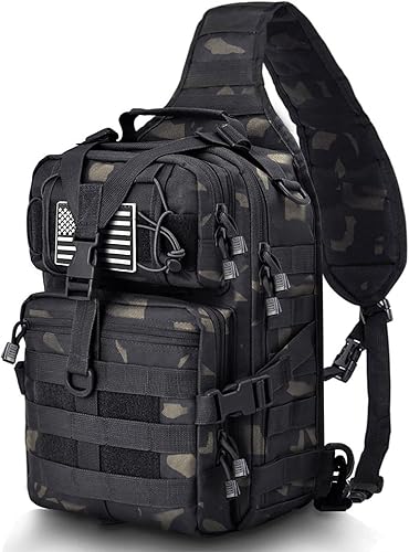 Mochila táctica cruzada estilo militar para transportar carga ligera.
