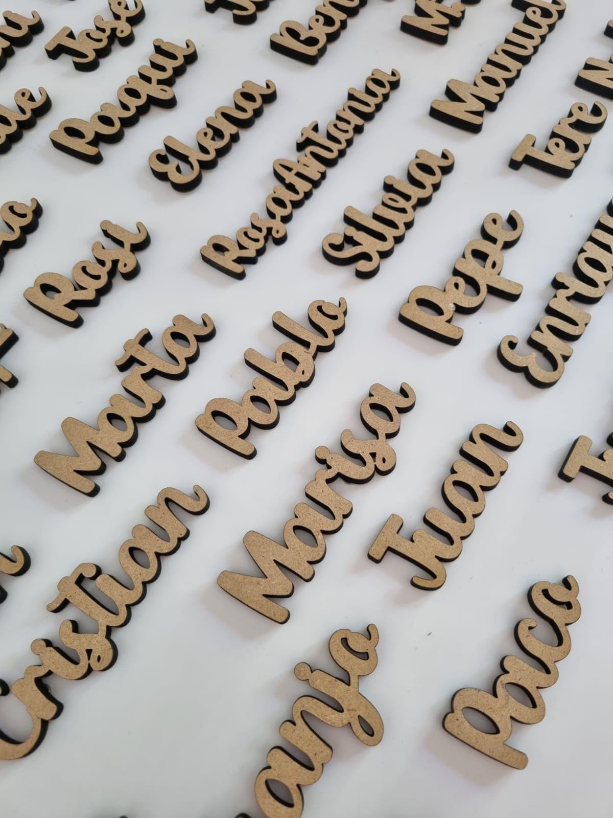 Marcasitio de madera PREMIUM nombre personalizado con imán 5 unidades - GROSOR 5MM. Ideal como sitting para bodas, comuniones, bautizos, cumpleaños o eventos.