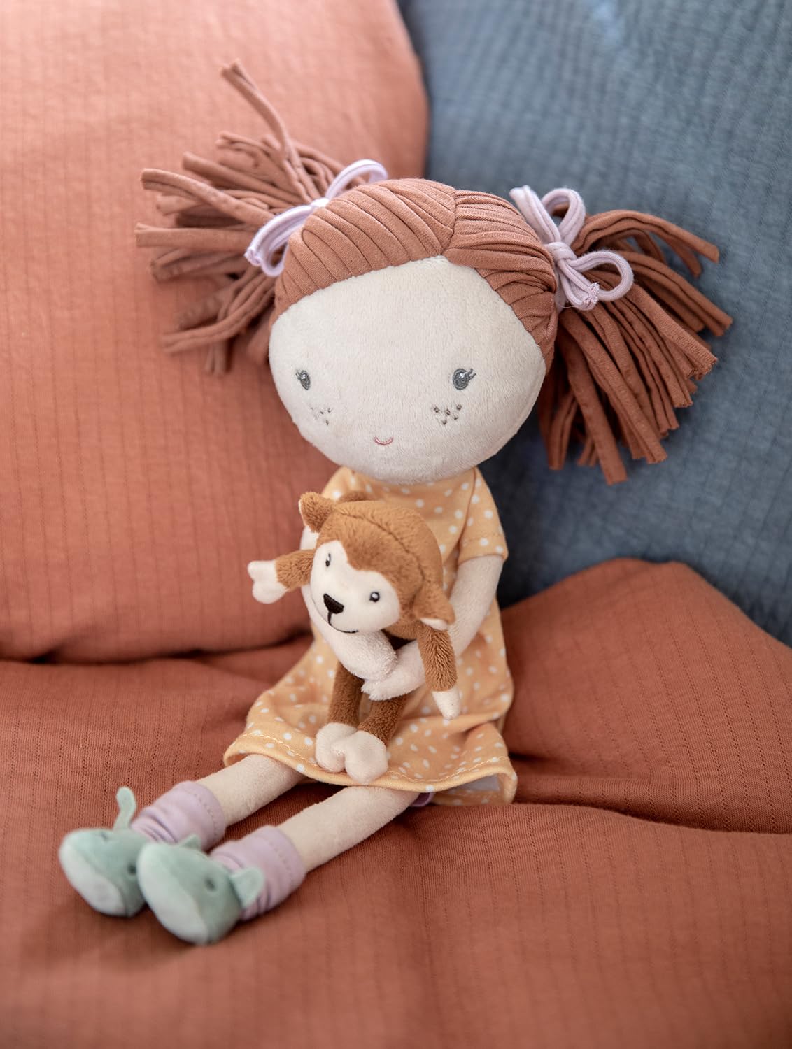 Little Dutch Stoffpuppe Kuschelpuppe Puppe Sophia mit AFFE (35 cm)