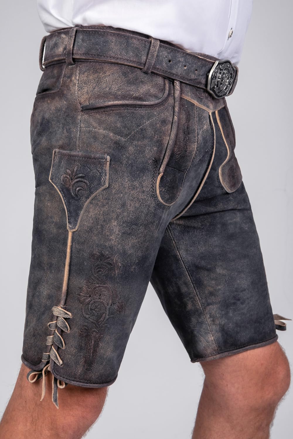 Edelnice Trachtenmode Kurze Wildbocklederhose Tom in tiefem Dunkelgrau mit edler Stickerei
