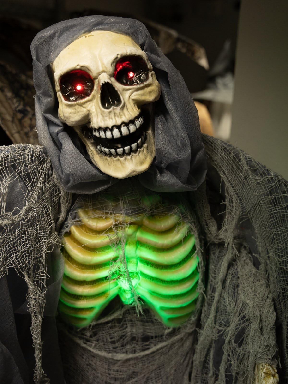 EUROPALMS 83316128 Halloween Animado Figura con Efecto de luz y Sonido (Funciona con Pilas y USB), Gris, 1,75 m de Alto