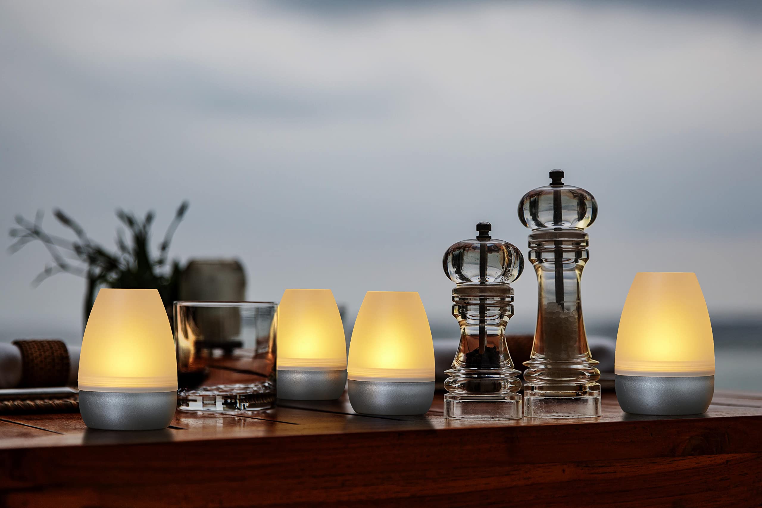 Northpoint LED Akku Lounge Lights 4er-Set mit Touchsensor Kabellos für Innen und Außen RGBW Flackereffekt mit Ladestation ca. 7 cm hoch (Silber Matt)