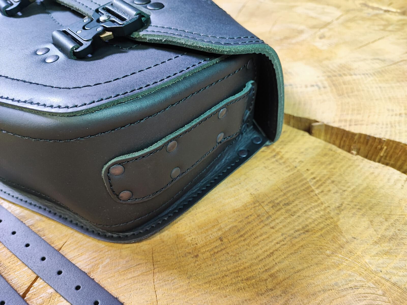 Bullet Blackline kompatibel mit Heritage Starrahmen Harley Davidson Schwingentasche Satteltasche Linke Seite Seitentaschen Werkzeugtasche Fatbob 2020 Leder schwarz