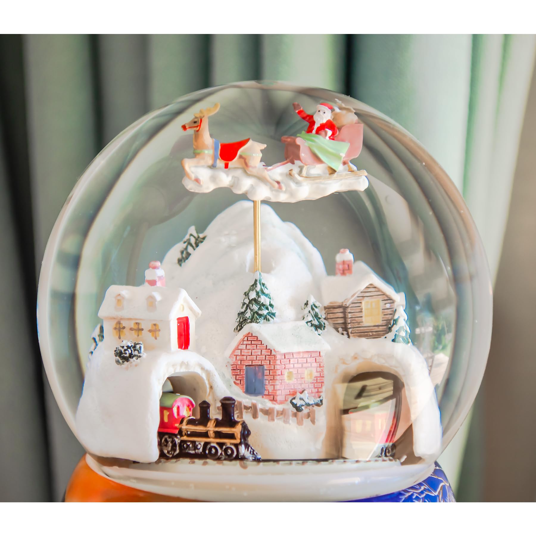 Vente Boule à Neige Musicale De Noël Avec Globe En Verre, Village De Noel Au Dessus Duquel Vole Le Traineau Du Pere Noel Details 11197