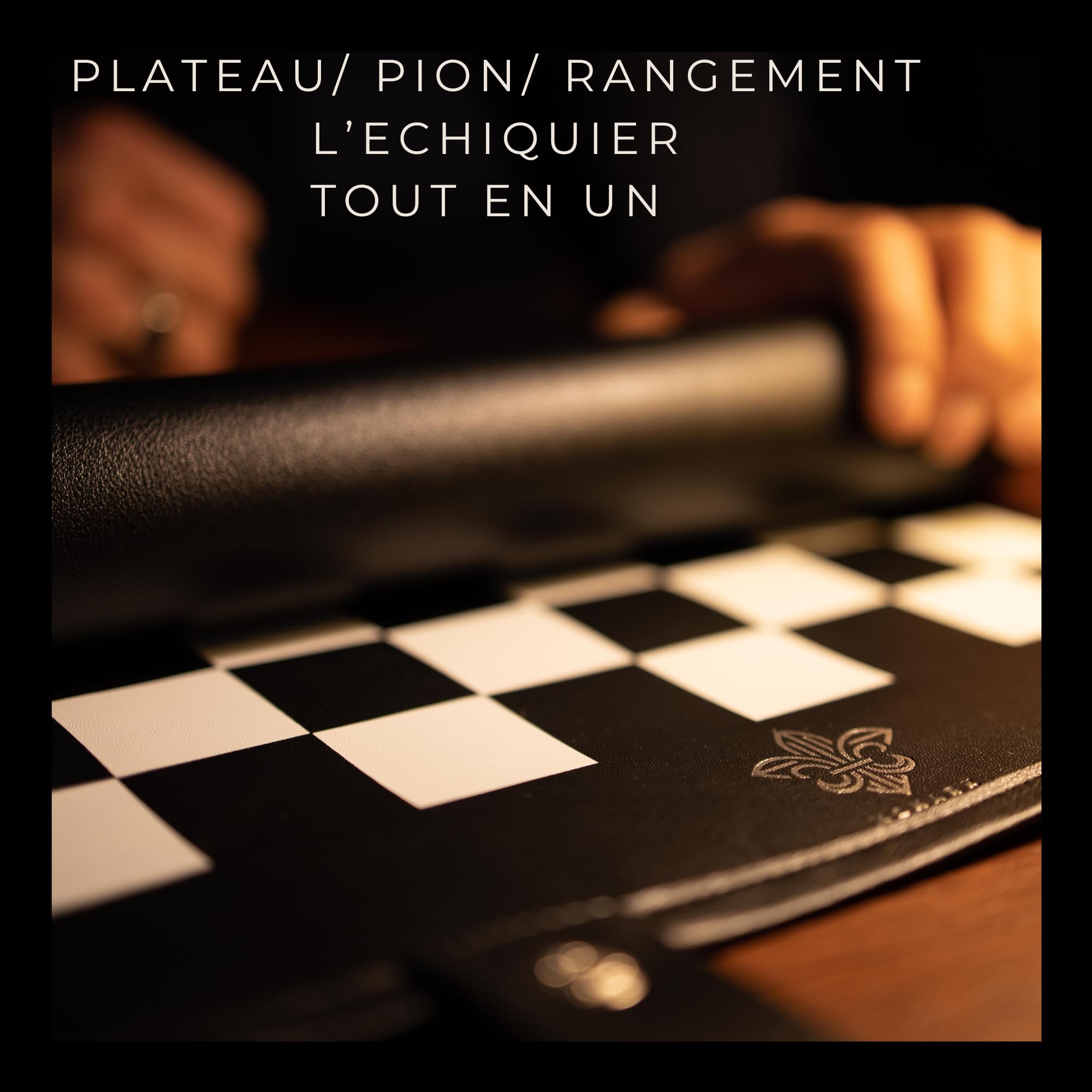 MONARK – Jeu d’échecs de Voyage Pliable en Cuir, échiquier Souple 35 cm, pièces en Bois, Set Portable Premium avec Trousse intégrée, Fabrication Artisanale, 2 Reines incluses