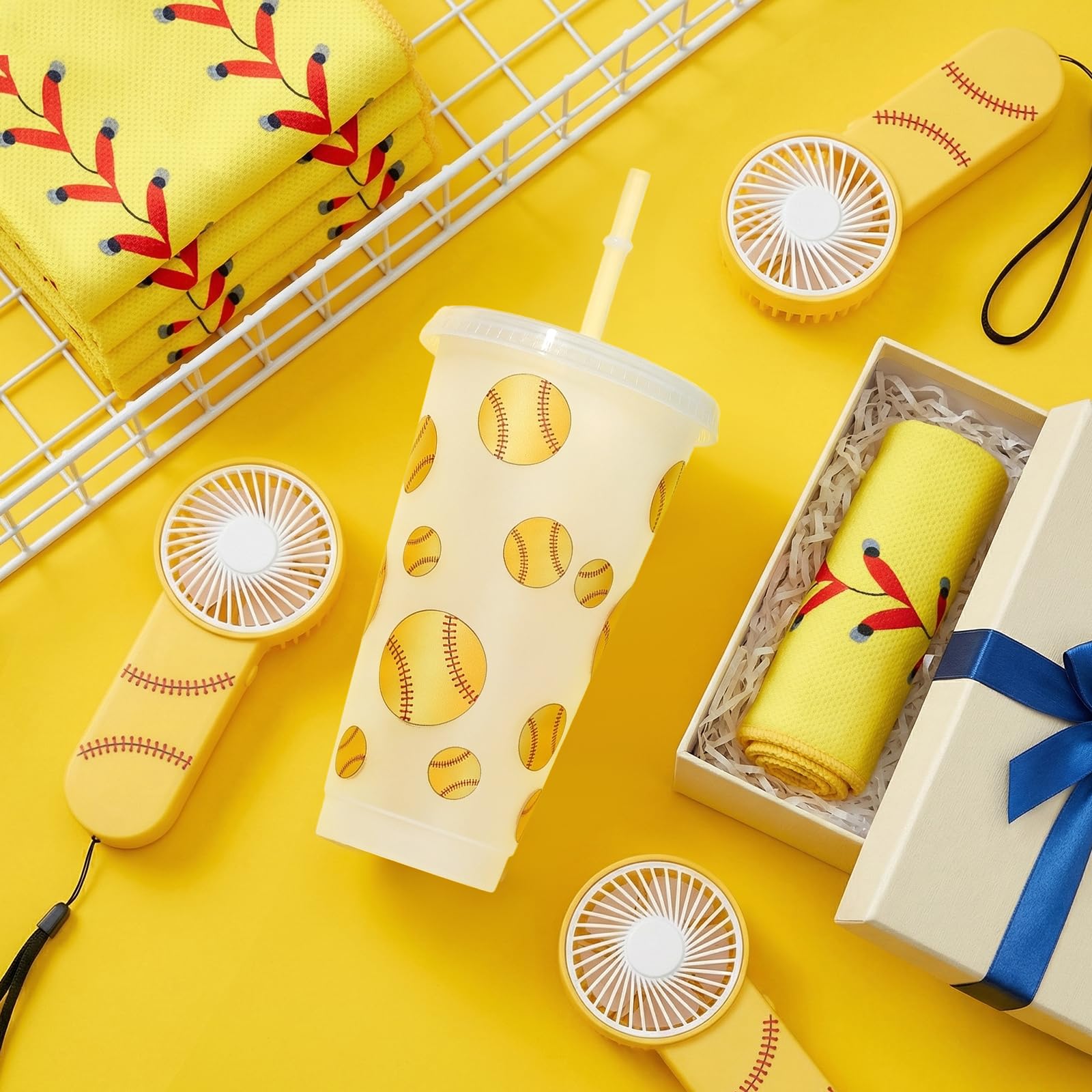 36 piezas de regalos de fiesta de sóftbol, 12 mini ventiladores portátiles de mano, 12 vasos de plástico con tapa y popote, 12 toallas de entrenamiento de enfriamiento para regalo de equipo