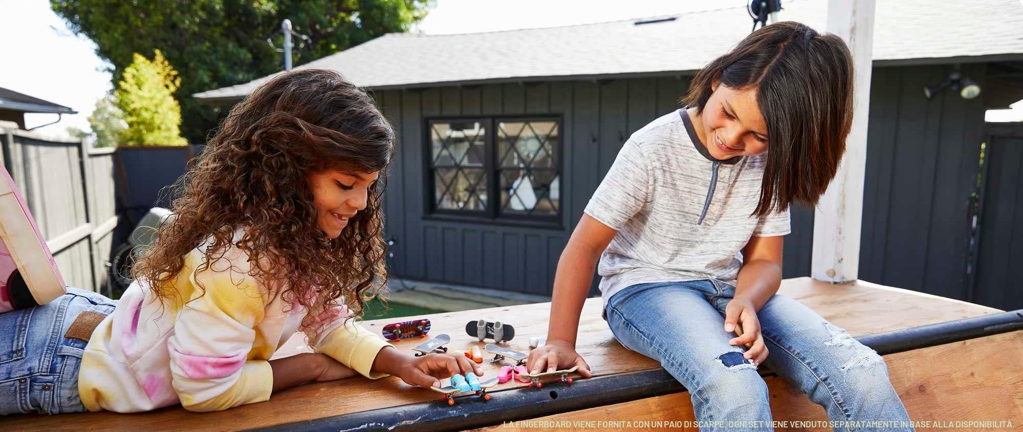 Hot Wheels Skate - Tony Hawk fingerboard e scarpe da skate removibili, progettato in collaborazione con Tony Hawk (Un set a sorpresa tra stili assortiti), giocattolo per bambini 5+ anni, HGT46