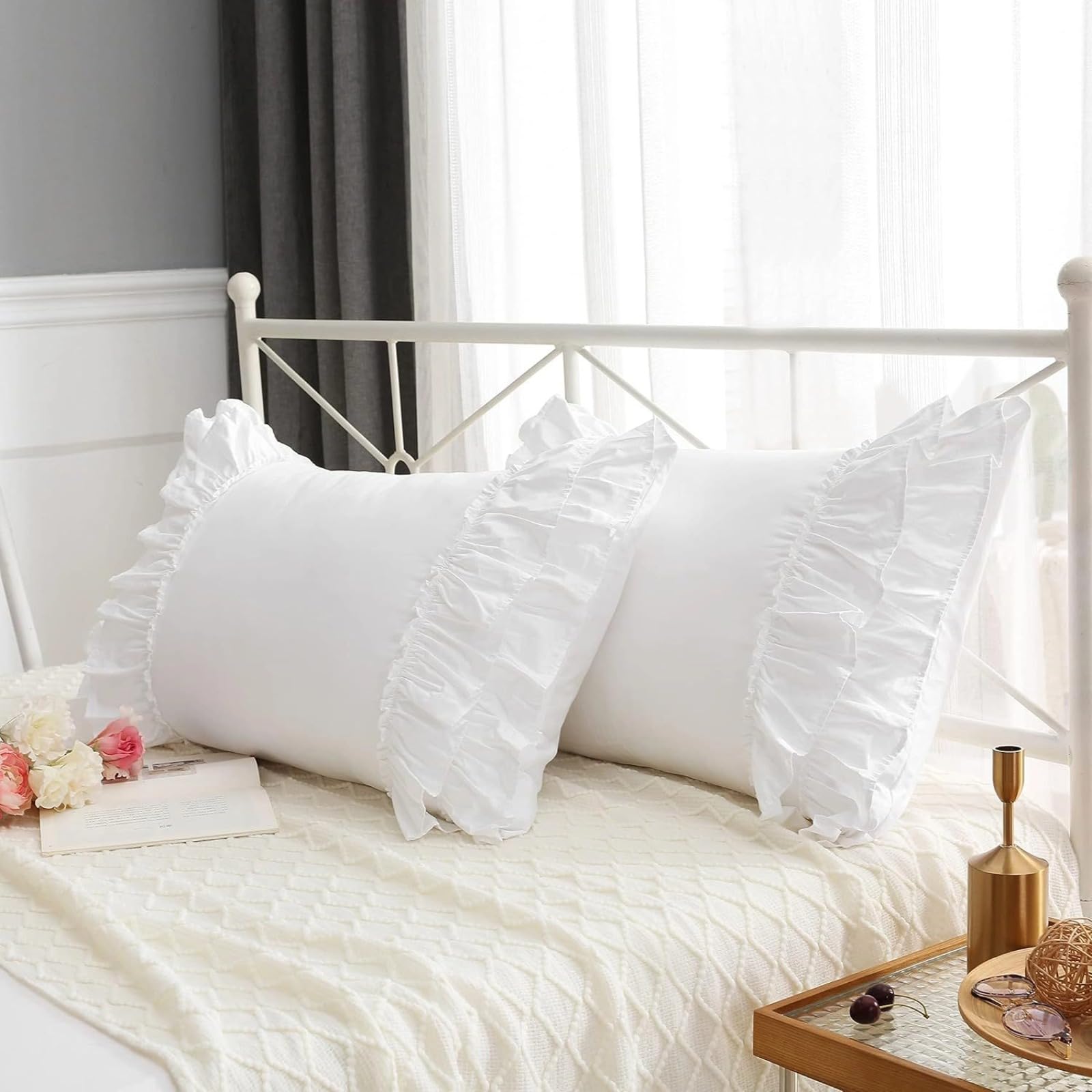 Lot de 2 taies de Coussin à Volants, taies d'oreiller en Polyester 20 x 30 Pouces, Rabat Central Fendu, Design Blanc Classique, Style Farmhouse Chic, Format Moyen, Look Romantique de Chambre