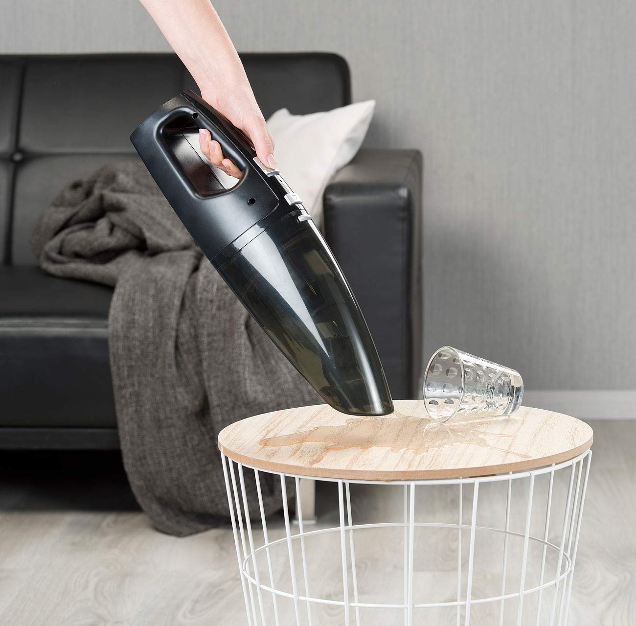 Sichler Haushaltsgeräte Tischstaubsauger: Nass- & Trocken-Handstaubsauger mit Akku, 75 Watt, Wandhalterung (Tischstaubsauger Akku, Tischsauger, Accu)