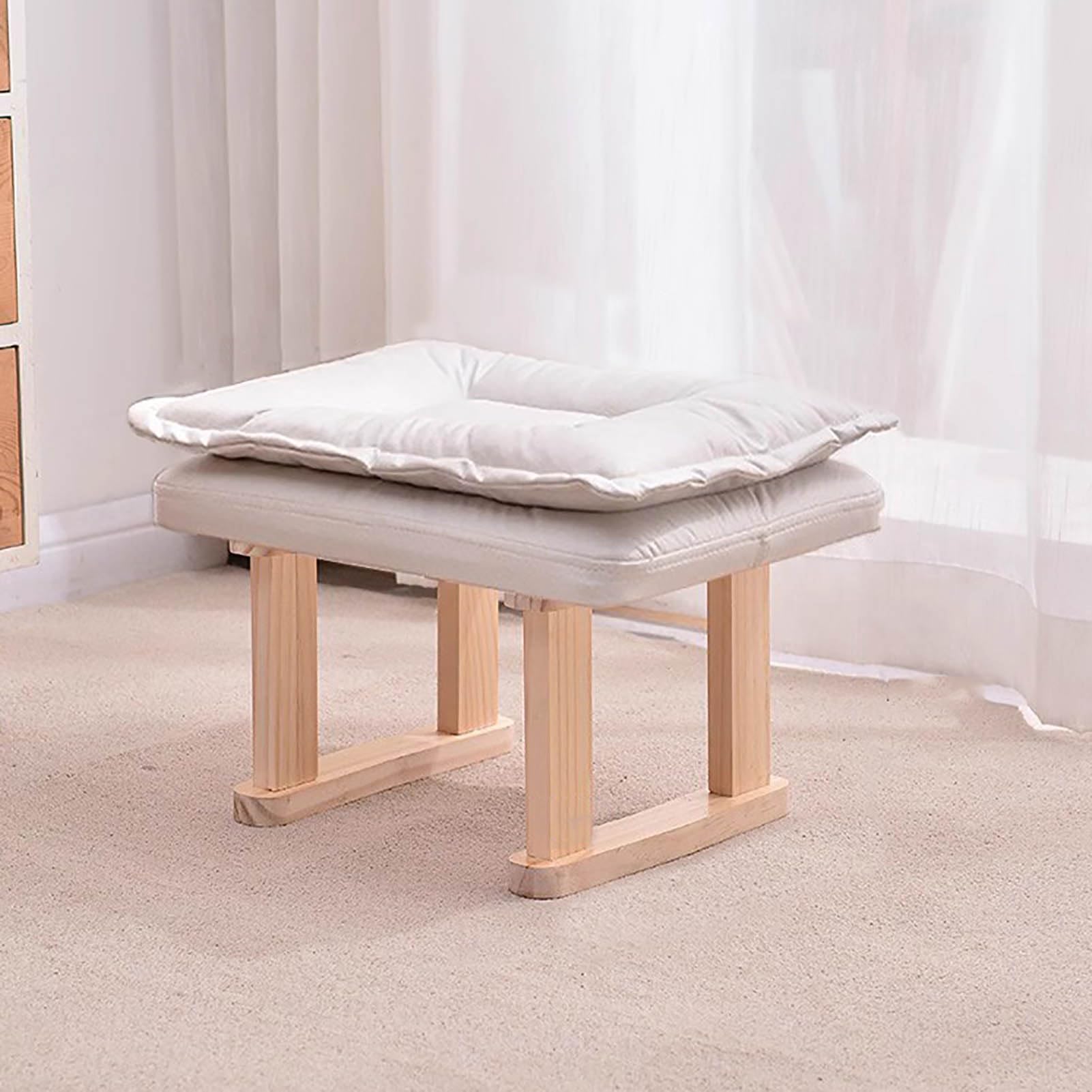 Repose-pieds en bois et coussin pour un coin lecture chaleureux dans le salon