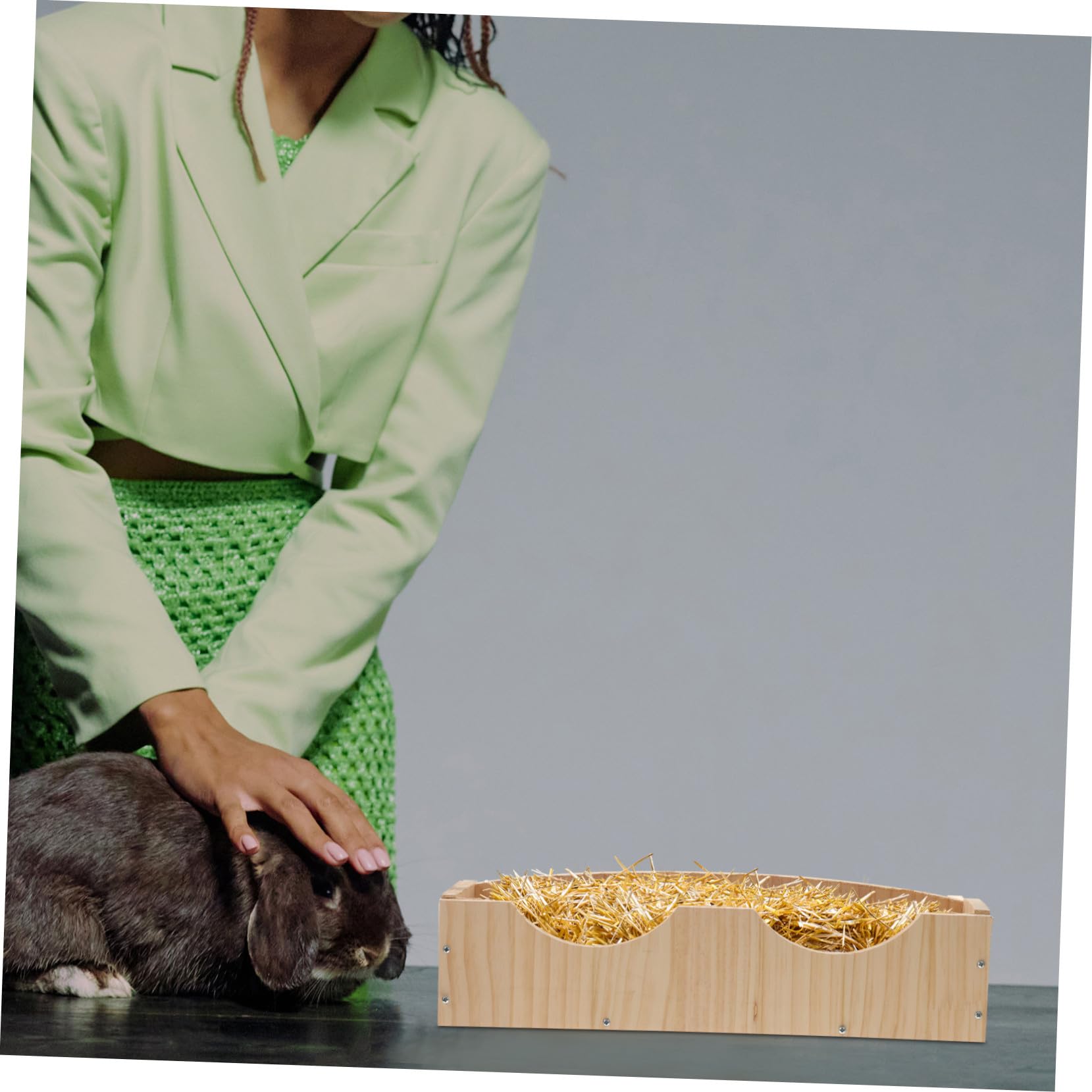 Gatuida Hängende Holz Futterraufe mit Rille und Fixator für Kaninchen und Meerschweinchen Großer Futterbehälter Einfach zu Befestigen und Sauber zu Halten