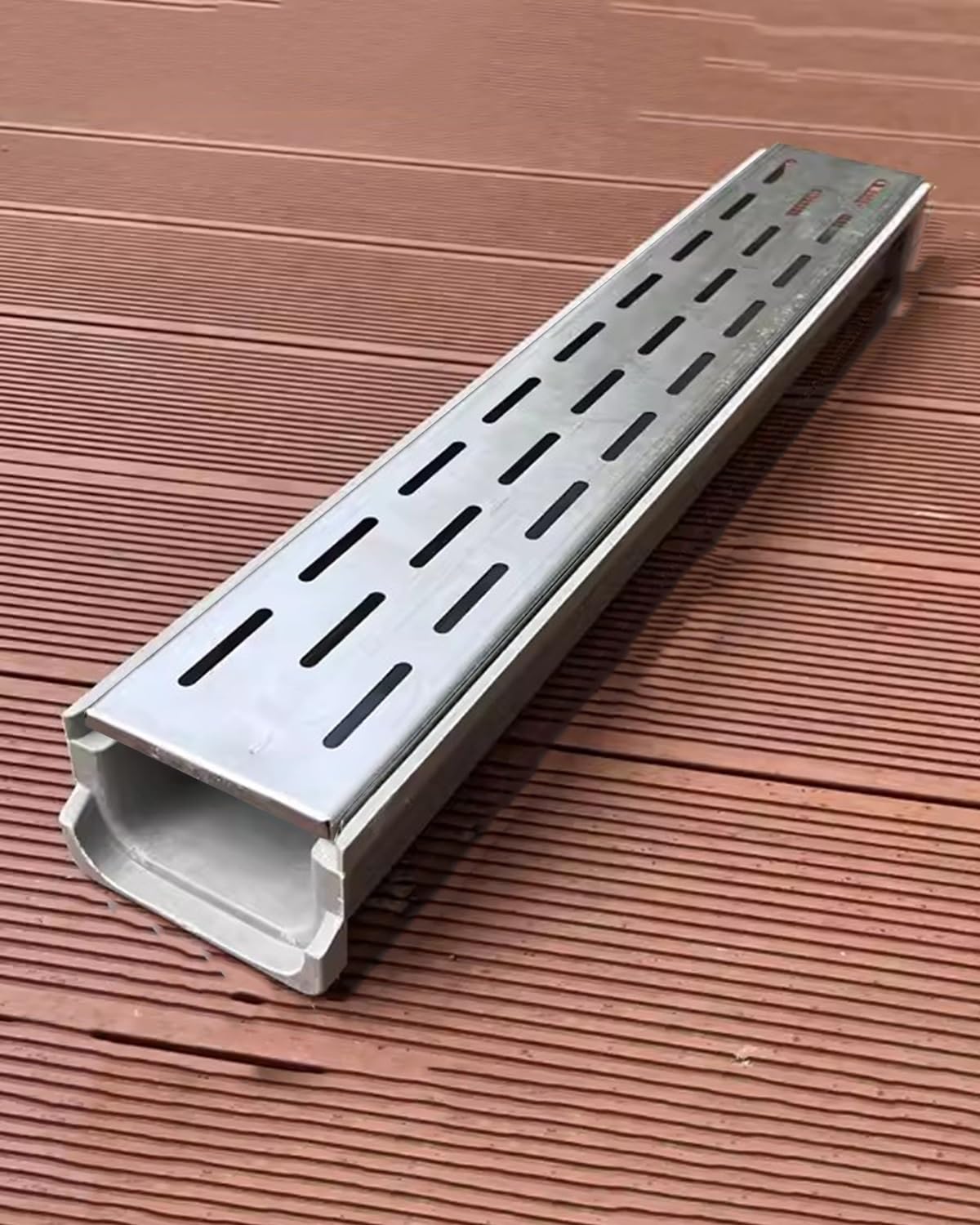 Caniveau de terrasse à grille amovible pour éviter la stagnation