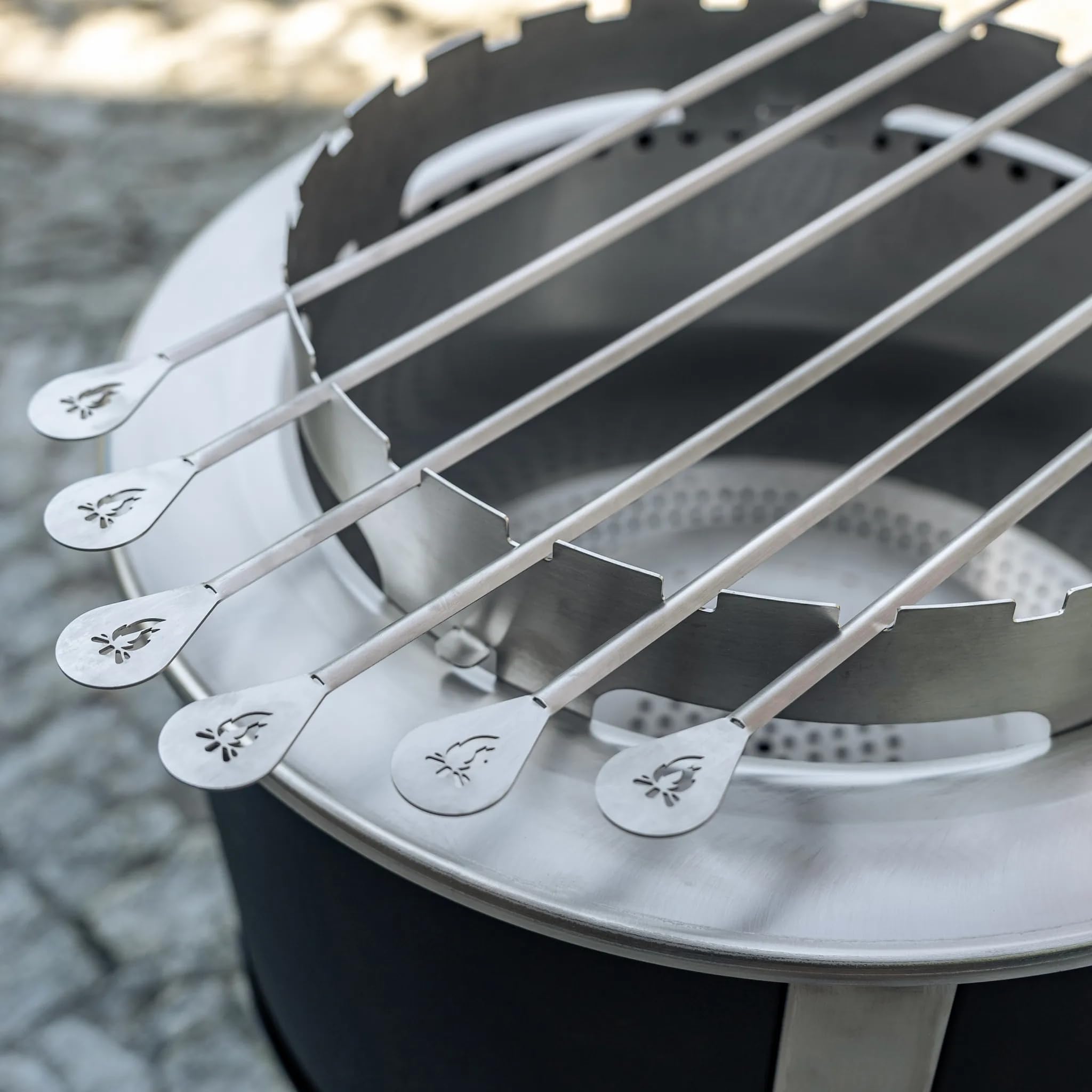 Masuria Schaschlikhalter für Alpha 600 - Hergestellt in EU - aus hochwertigem Edelstahl - gleichmäßiges Grillen - Perfekt für Camping, Angeltouren