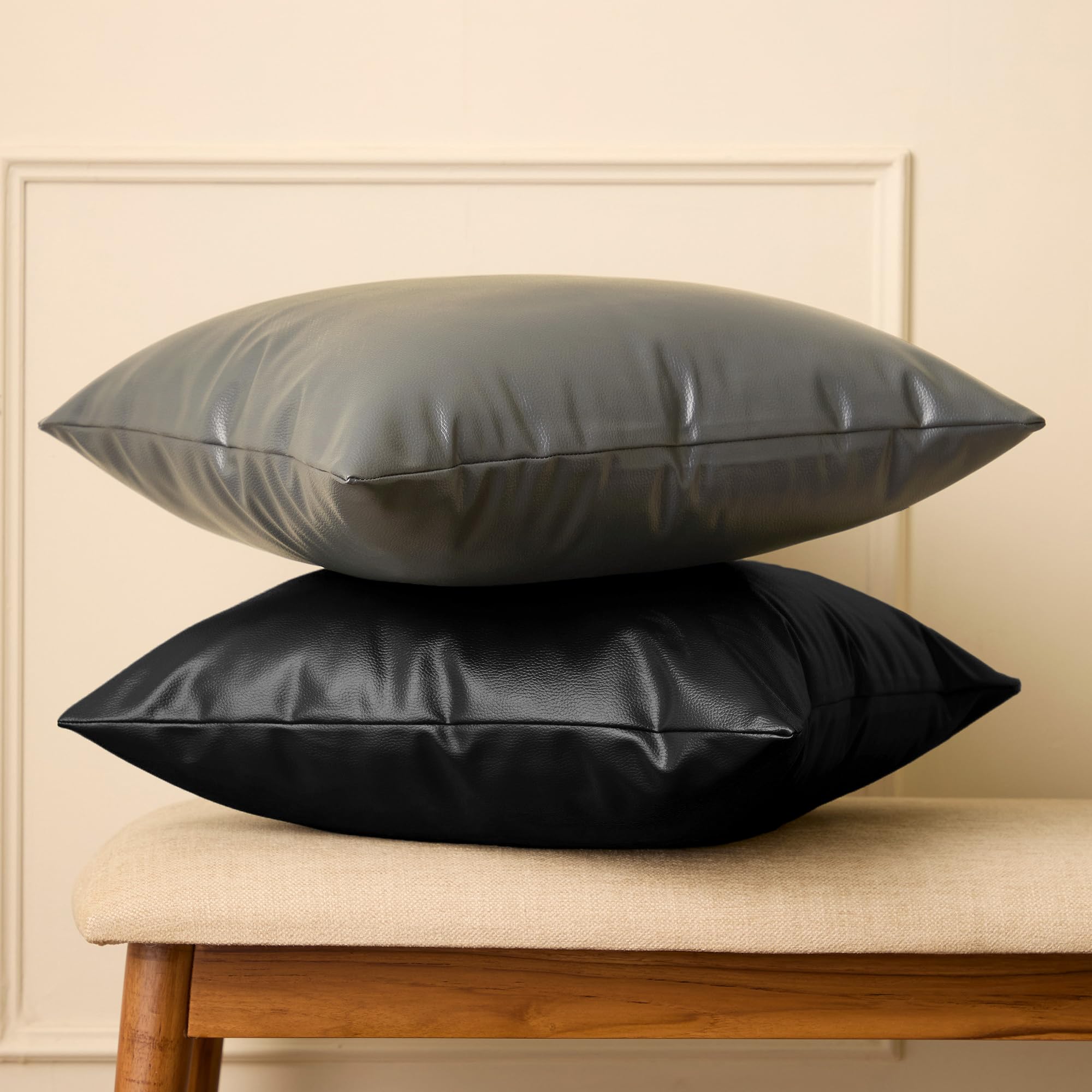 Encasa XO Housse de Coussin Similicuir, sans Insert 24"x24" Noir | Similicuir épais résistant à l'eau | Style ferme moderne, facile à nettoyer | Fermeture invisible | Lot de 2