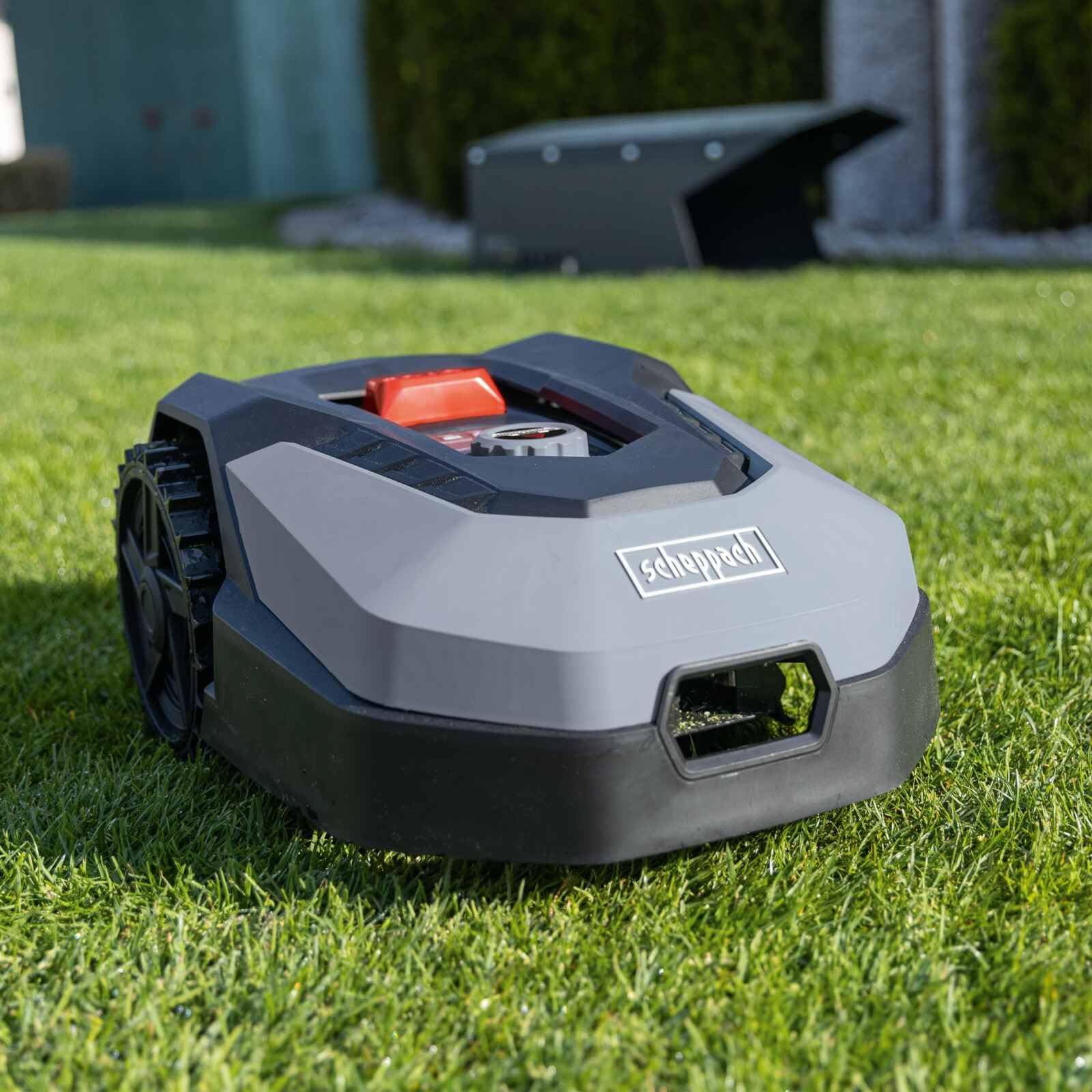 Scheppach RoboCut XXL900 | Largeur de Coupe 18cm | Hauteur Coupe 20-60 mm | Détecteur de Pluie | WiFi & BT | Contrôle par App | Pente de 35% | avec Station, 9 Lames, 170m de câble & 230 Crochets