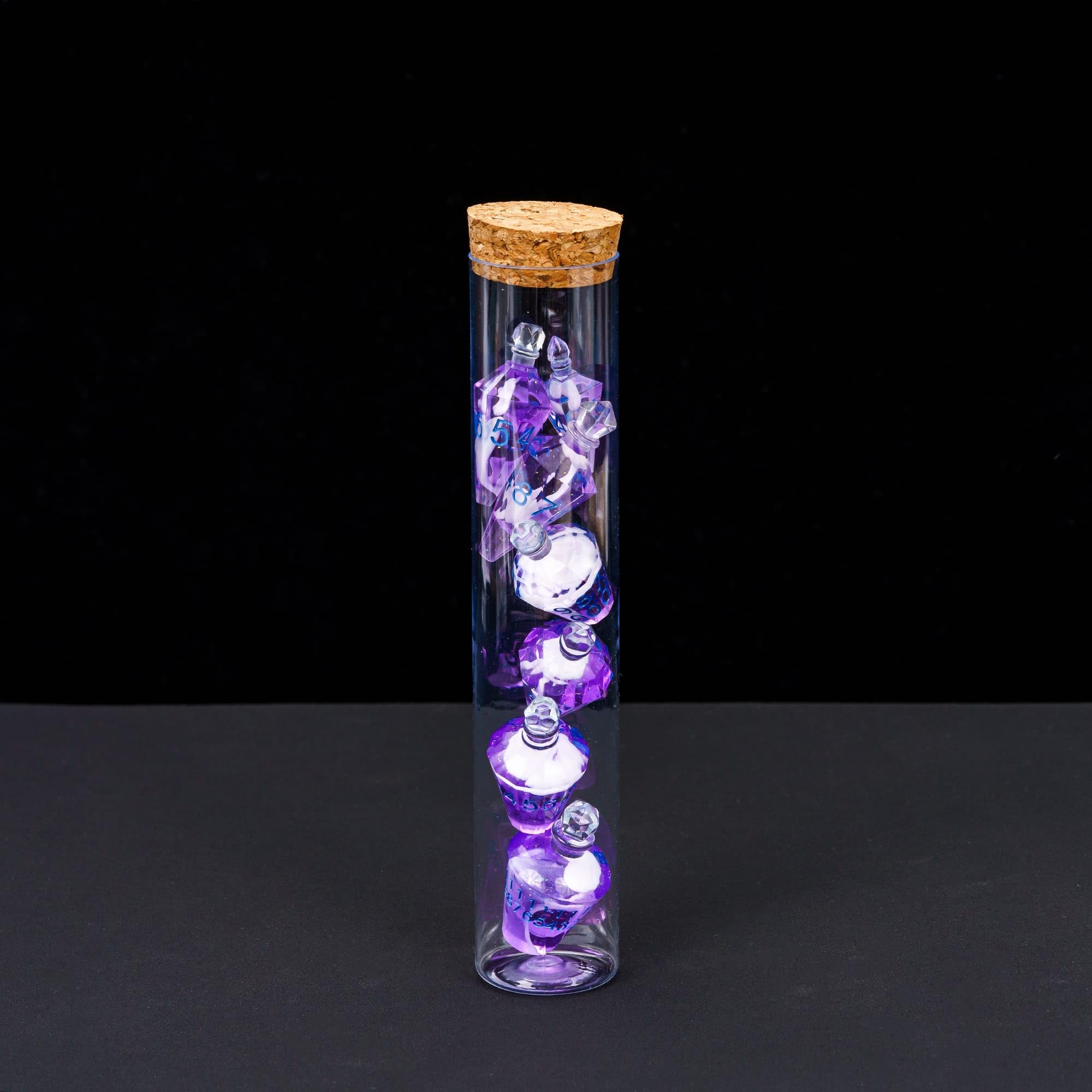 Cusdie Set di 7 dadi DND a bordi affilati, dadi D&D a forma di pozione, dadi poliedrici fatti a mano, dadi pozione per gioco di ruolo TTRPG (viola con vortice bianco)