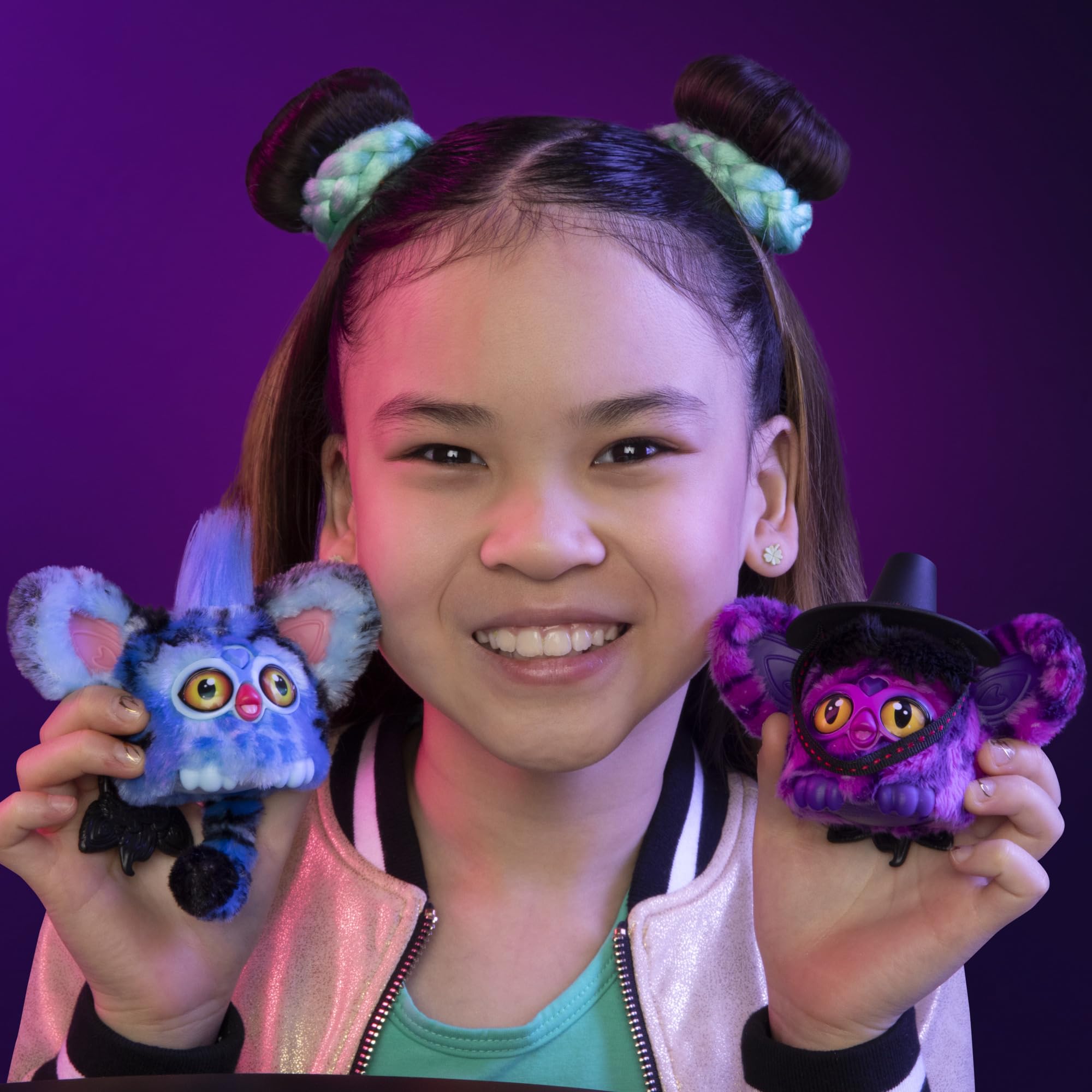 Furby Furblets Demon Saja Boy z filmu K-popowe łowczynie demonów, miniaturowa pluszowa elektroniczna zabawka kolekcjonerska w skali 7,6 cm