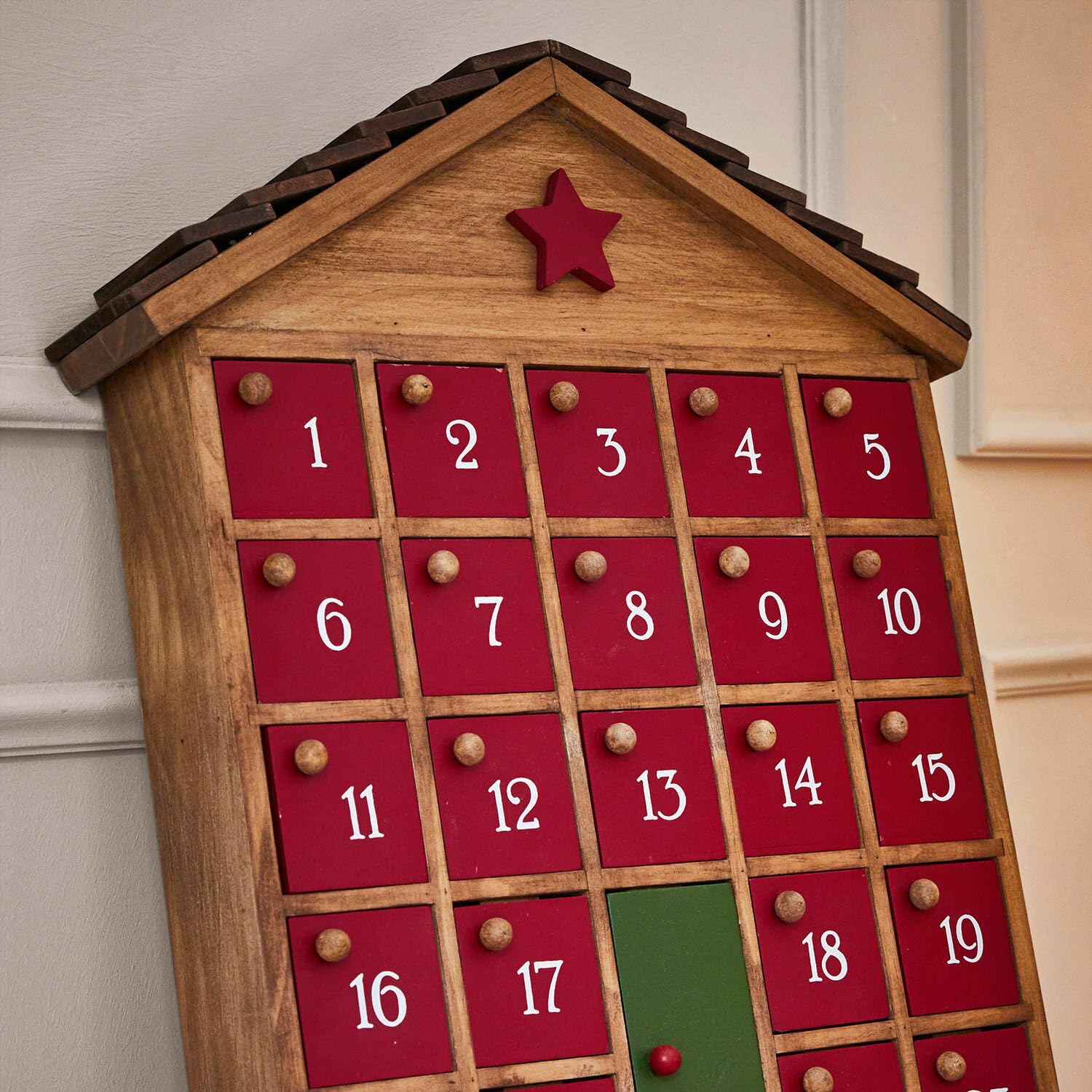 Loberon Adventskalender Zanari - 24 Schubladen zum Befüllen - in Hausform - mit Wandaufhängung - Advent - Weihnachten - Kiefernholz, braun/rot | 24 Schubladen zum Befüllen - in Hausform - mit Wandaufhängung - Advent - Weihnachten - Kiefernholz