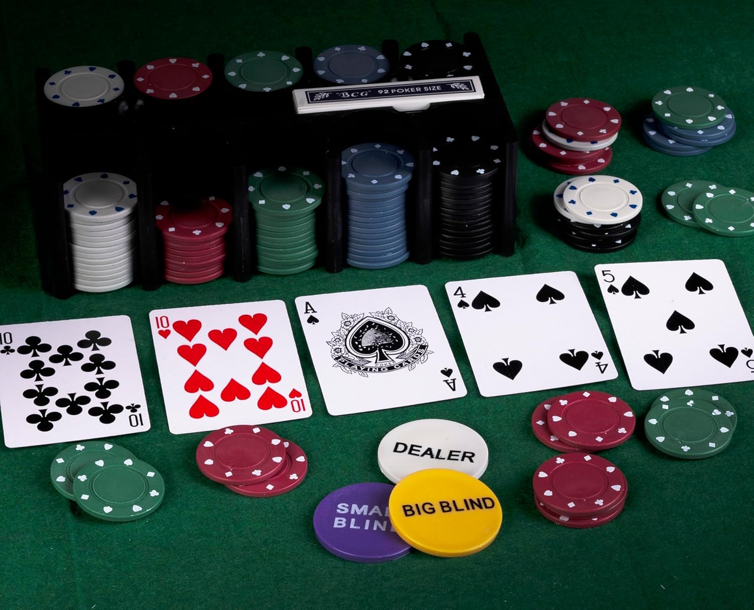 Jeu de Poker Kit Complet avec Tapis. Cartes de Poker Durables et Malette Poker. Devenez le Maître du Hasard avec ce Set de Poker de Luxe. Élégance dans Chaque Carte et Maîtrise dans Chaque Paris.