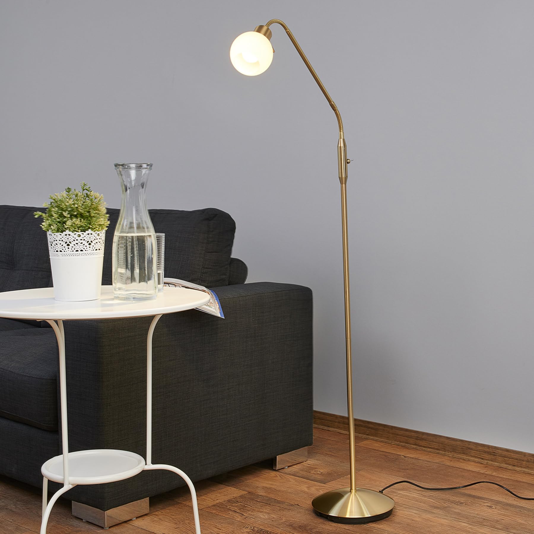 Lindby Stehlampe verstellbarer Glas Leuchtkopf, Standleuchte messing 1x E14 max. 10W ohne Leuchtmittel Stehleuchte Standlampe Wohnzimmerlampe