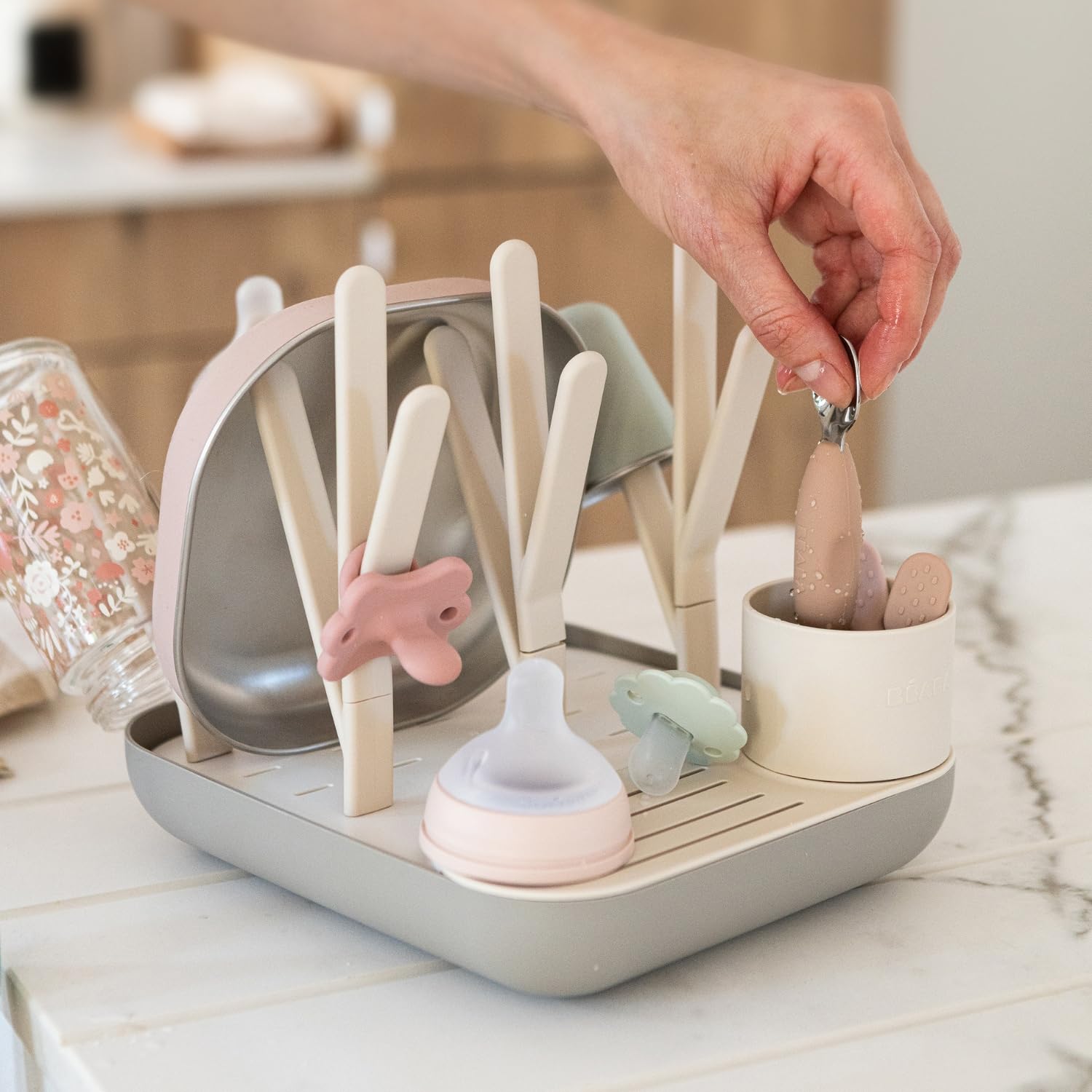 BÉABA Scolabiberon e Asciugabiberon – Grande Capacità, Modulabile, Fino a 6 Biberon e Piatti Bambino, Contenitore Accessori, Drenaggio Ottimizzato, Facile da Riporre, Compatto e Pratico – Argilla
