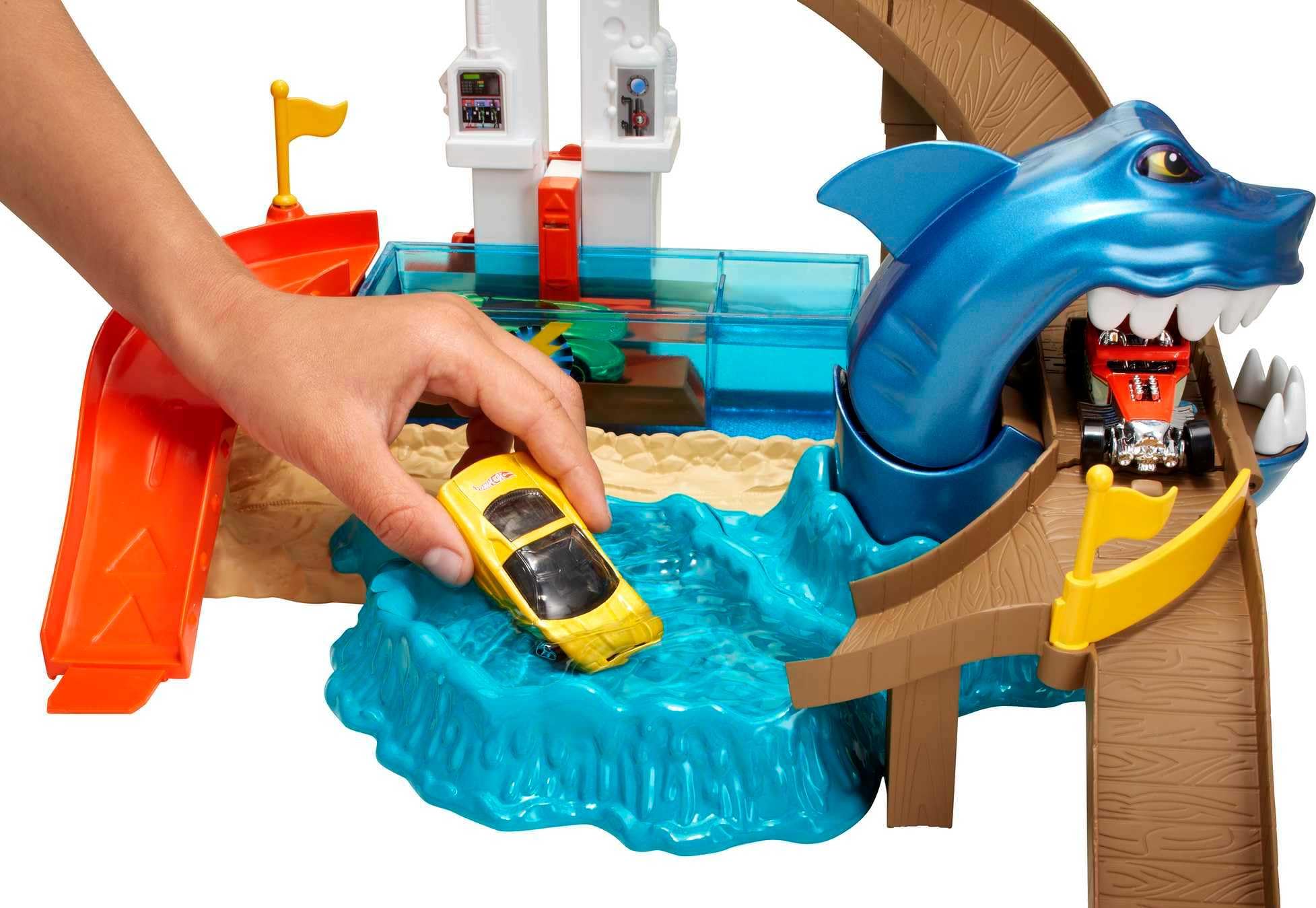 Hot Wheels Piste Attaque Requin, Coffret de Jeu avec 2 Zones de Changement de Couleur et Un véhicule Color Shifters Inclus, Jouet pour Enfant, BGK04