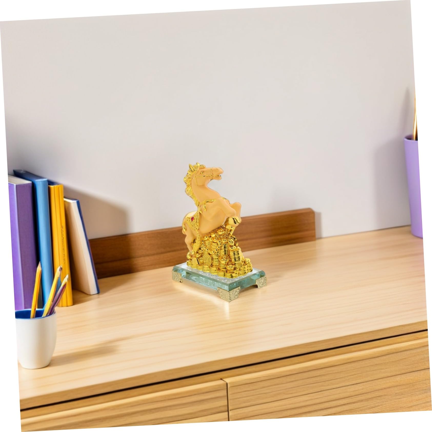 Złota Rzeźba Konia z Żywicy Stojąca Figurka Biurko i Półkę Dekoracja Do Salonu i Biura Kolekcjonerski Ornament Chińskiego Zodiaku
