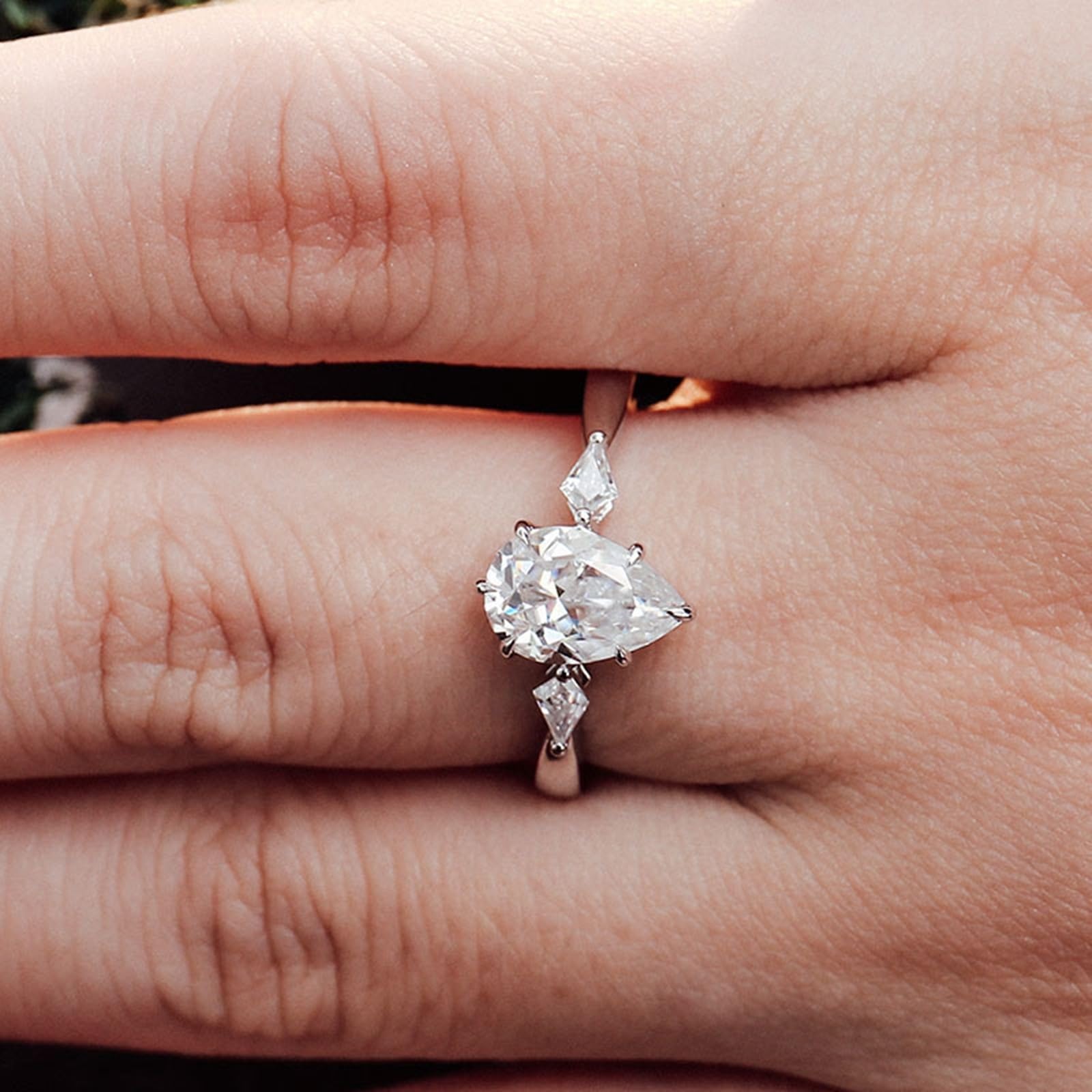 Anillo de oro para mujer de 18 quilates, anillos de boda grabados en forma de gota, anillos de compromiso, anillos de compromiso de oro blanco 750 con moissanite de 1,5 ct D Color VVS1 para