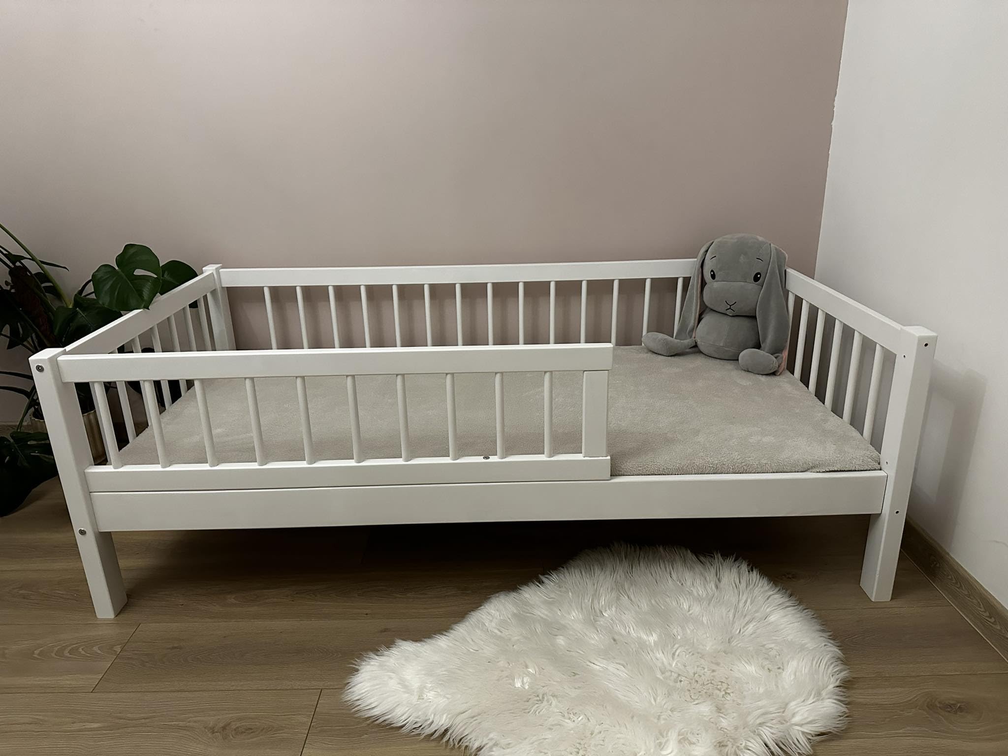 Alije Kinderbett Bett mit Rausfallschutz 60x120 Weiß NINA Lattenrost Bettgestell aus Kiefer Holz für Haus Kinder Jungen & Mädchen - Holzbett Baby Kinderzimmer Junge Deko