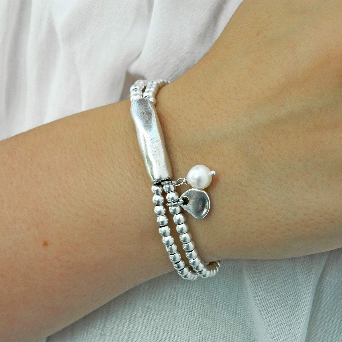 Pulsera hecha a mano con cuero y charm perla de río natural de IntendenciaJewels - Pulsera de perla - Pulsera de cuero y abalorios - Regalo para mujer - Pulsera de cuero y perlas.