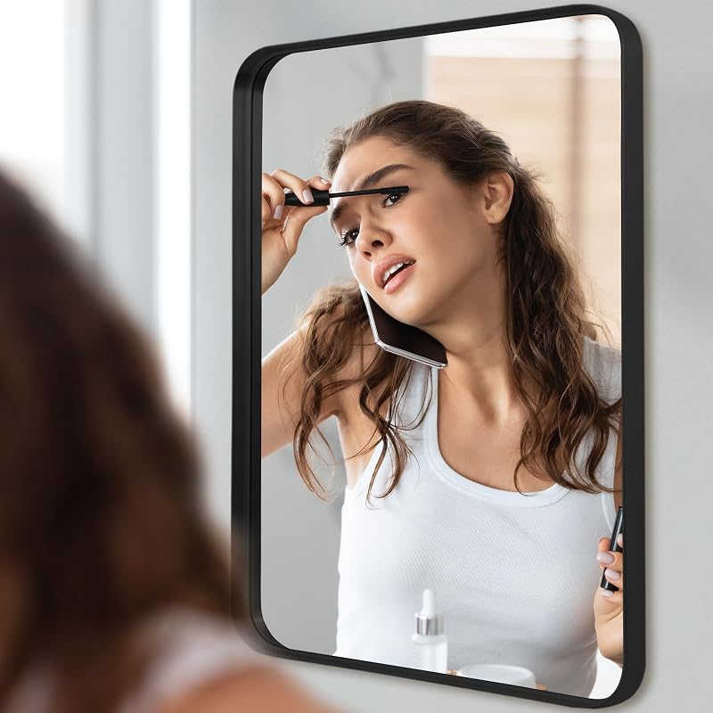 LunaMirror Fekete Fürdőszobai Tükör 50x75 cm - Modern Alumínium Kerettel, Fali Tükör Hálószobába, Nappaliba, Előszobába