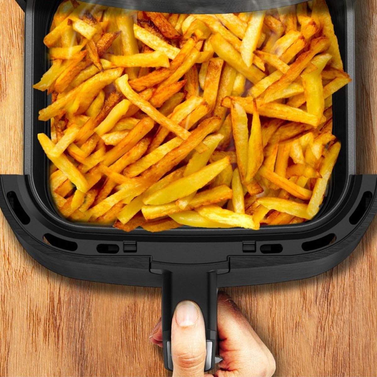 Primo piano delle patatine fritte all'interno del cestello Moulinex Easy Fry & Grill