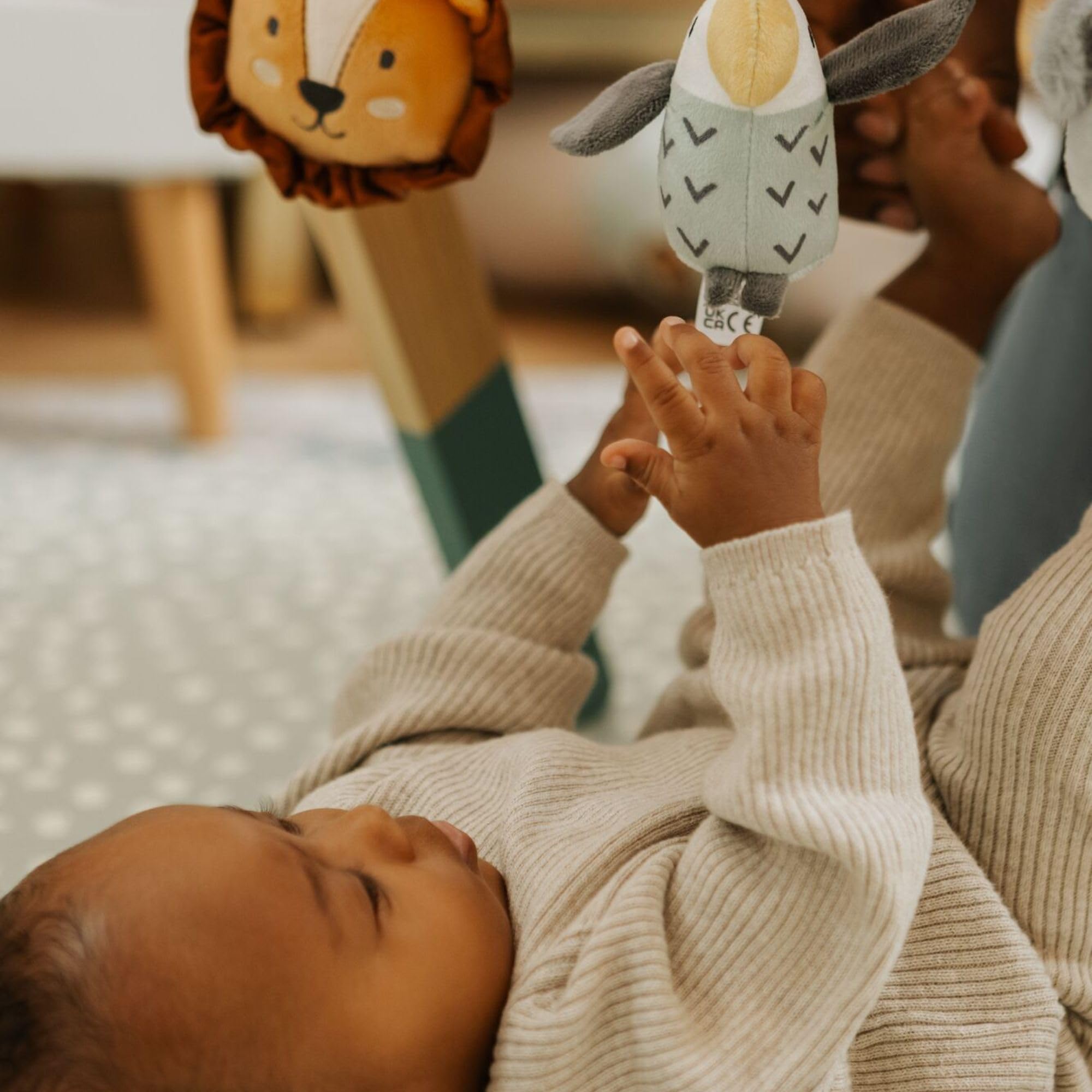 Nuby Arche d'Éveil en Bois Sensorielle, +0 Mois, Animal Adventures | Arche d'éveil pliable en bois avec peluches douces, favorise coordination œil-main & la motricité pour un bon temps d'éveil