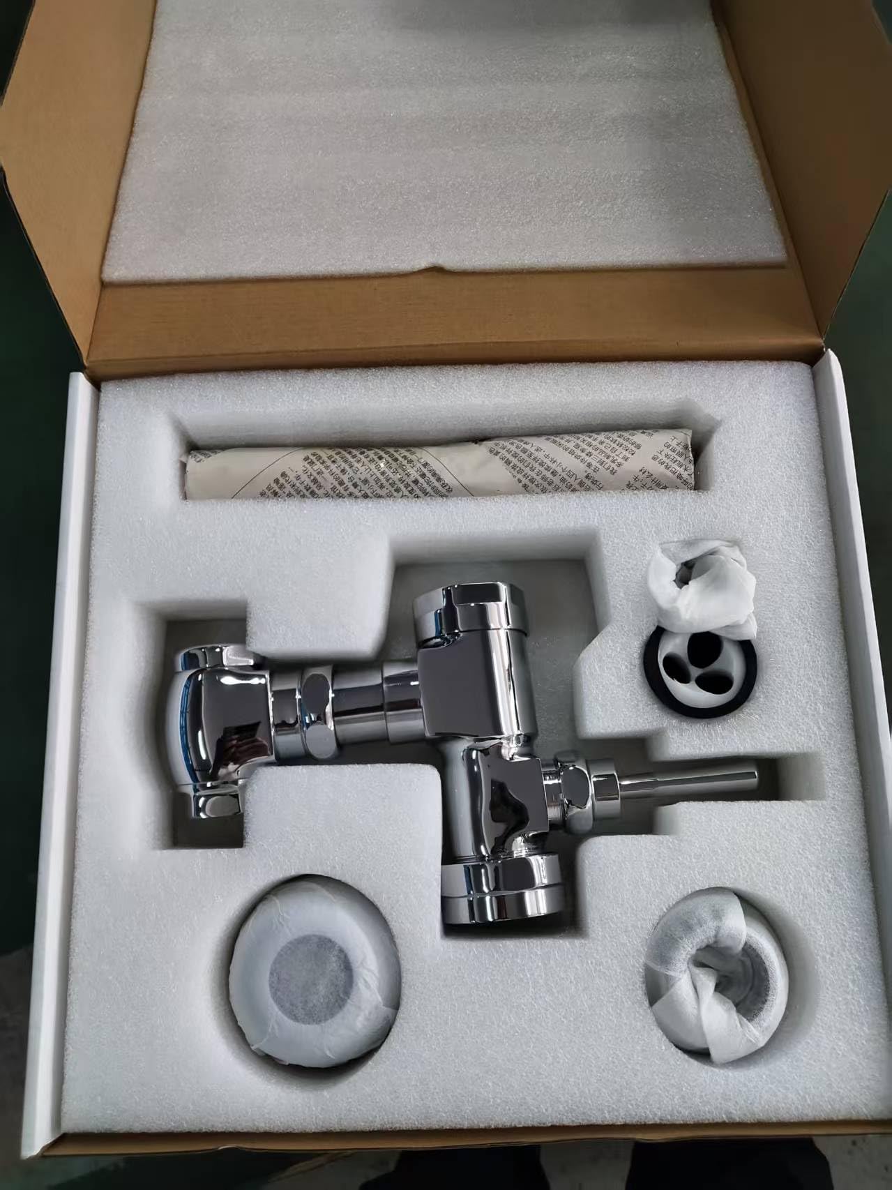 Válvula de descarga de orinal manual expuesta, perilla de volumen de agua ajustable, acabado cromado pulido, adecuado para lugares públicos, hotel, oficina, mercado