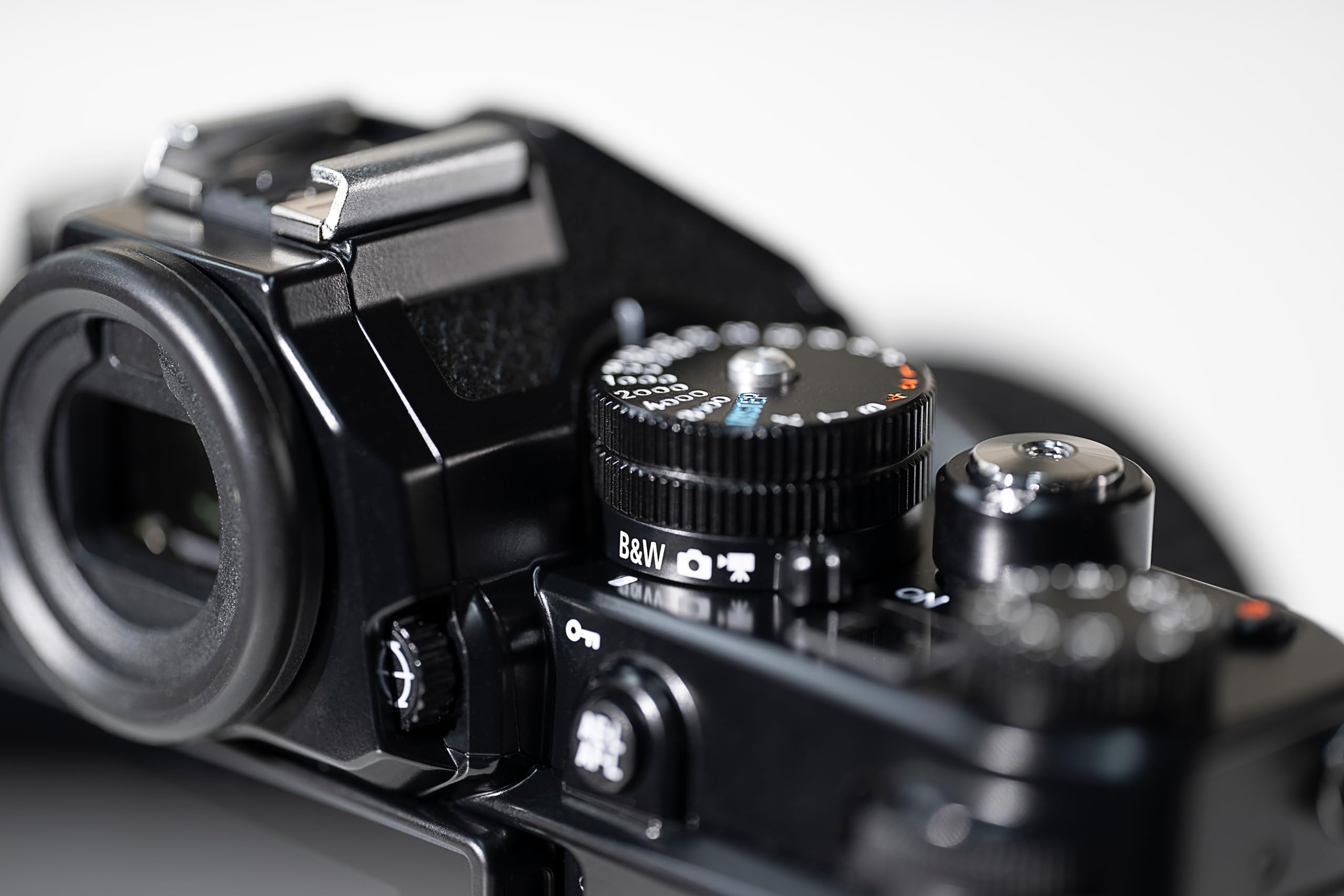 Nikon Zf + 24-70mm f/4 S + SDXC 128GB, Fotocamera Mirrorless, Full Frame, 24,5 MP, Monitor Angolazione Variabile [Nital V.I.P.: 6 anni di garanzia]