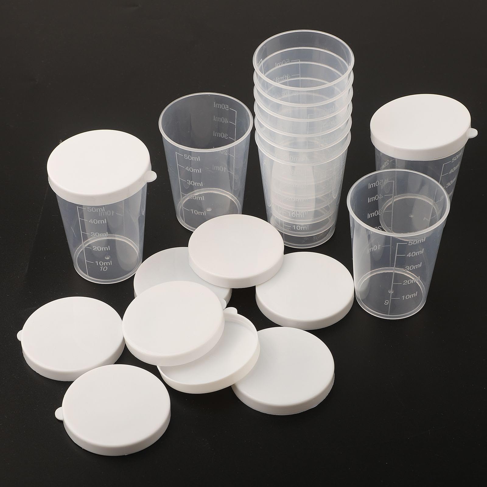 Lot de 10 tasses à mesurer transparentes de 50 ml avec couvercles blancs, récipients gradués en plastique pour ingrédients liquides et secs, parfaits pour la cuisine, le mélange, l'échantillonnage et