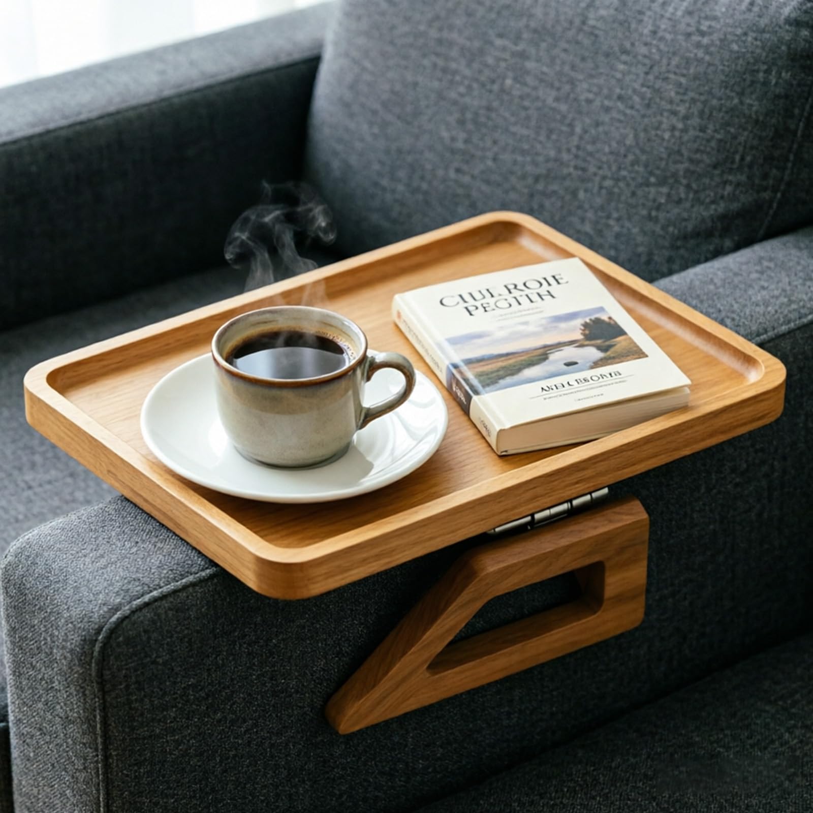 Plateau de canapé en bois pour apéritif et télécommande sur accoudoir