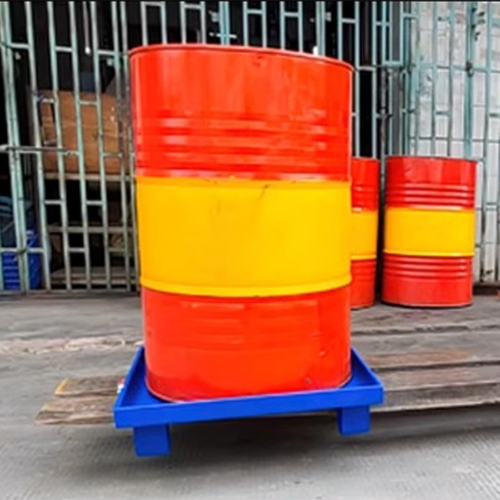 Piattaforma di contenimento resistente, piattaforma di contenimento delle fuoriuscite in metallo con uscita di scarico, vassoio di contenimento, grande piattaforma antiscivolo pallet per garage