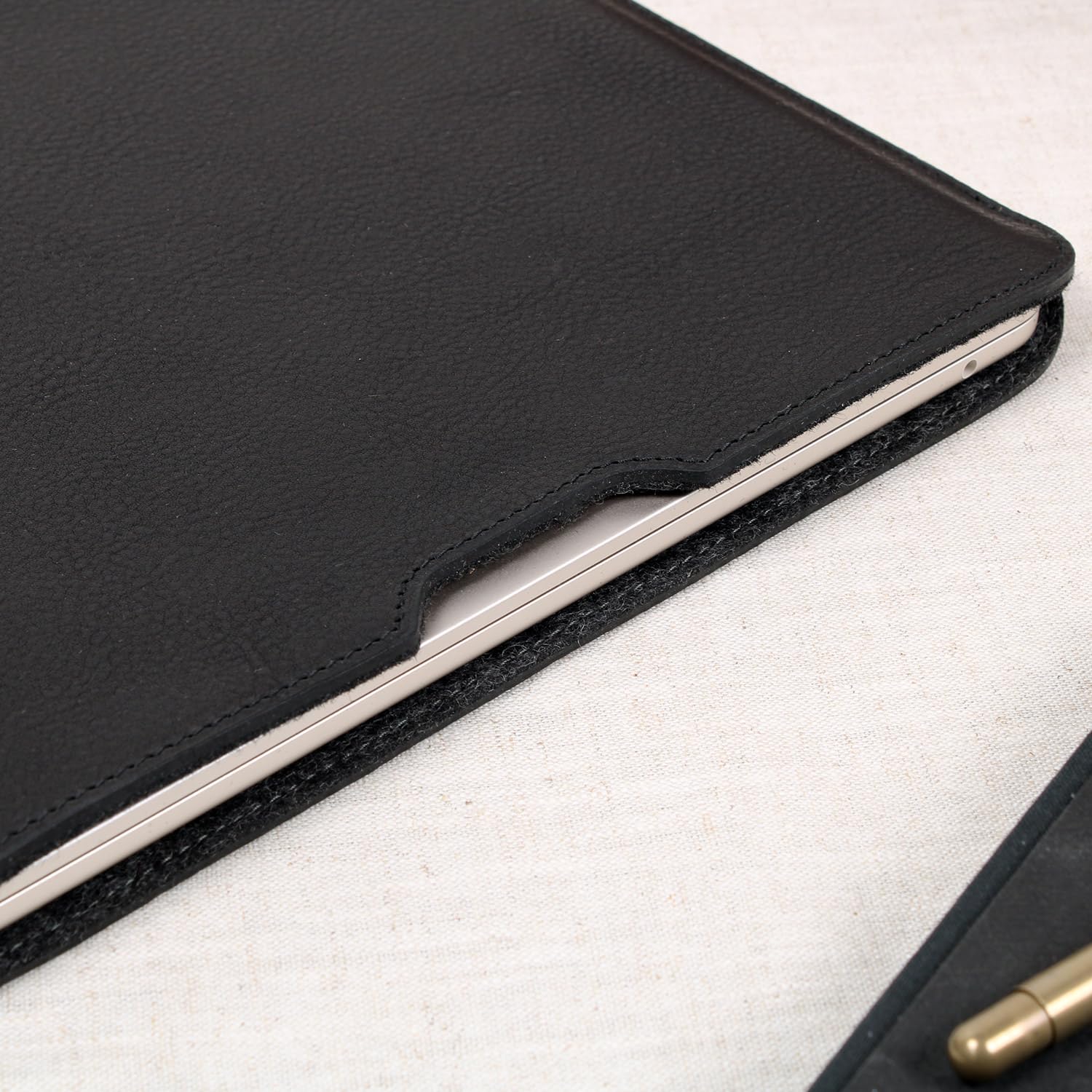 Funda de Piel para MacBook Pro de 14 Pulgadas – Funda Premium de Piel Italiana Vachetta y Fieltro de Lana, Hecha a Mano en Alemania (Black, MacBook Pro 14)
