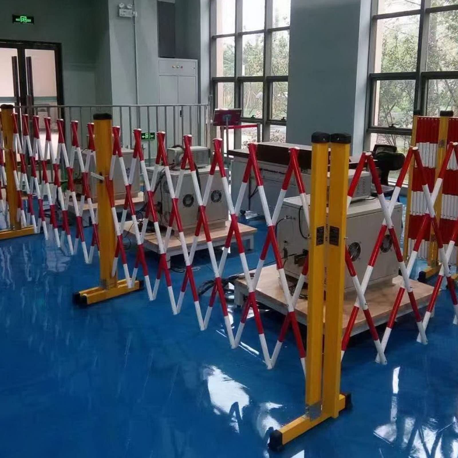 Mobilna bariera izolacyjna, składana bariera o wymiarach 1,2 x 3 m do kontroli bezpieczeństwa, przenośna bariera izolacyjna do organizacji imprez i zarządzania ruchem, kolor czerwony, łatwa
