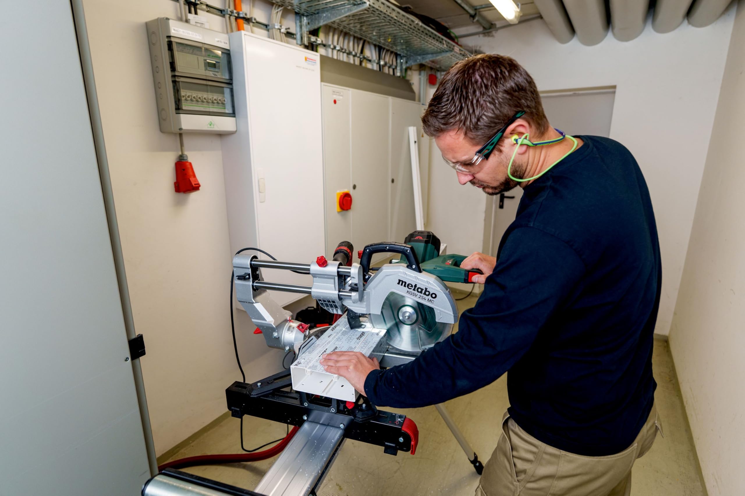 Metabo KGSV 254 MC Scie à Onglets Radiale Compacte 1800W Double Inclinaison Ligne de Coupe LED