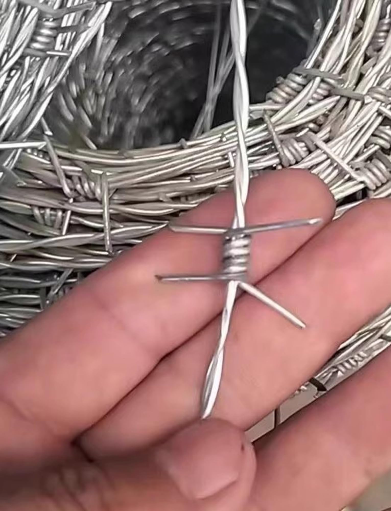 Rollo de Alambre de púas galvanizado de 200 m para cercas de Seguridad para Ganado, Exteriores, hogar y jardín. Solución de Alambre Duradero de 4 Puntos para una protección perimetral eficaz