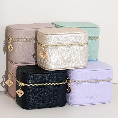 Miniatura 4 de Dosey Pastillero de viaje y bolsas de píldoras fáciles de deslizar, organizador diario de píldoras de cuero vegano con 7 bolsillos herméticos para