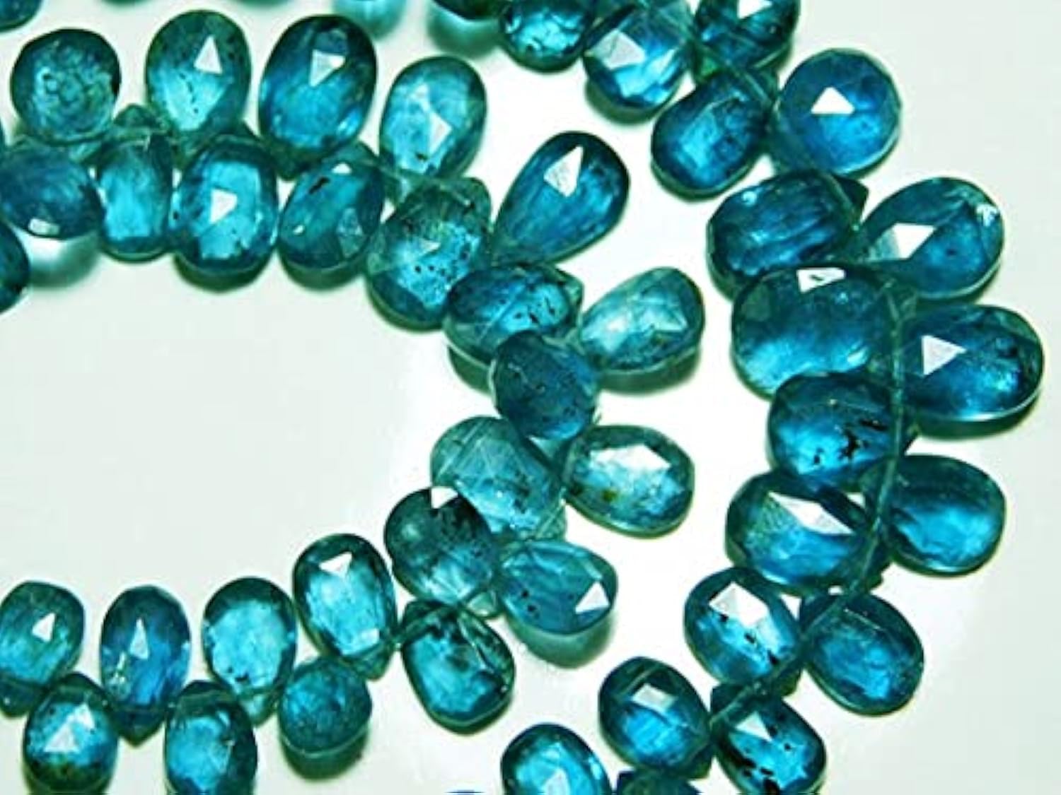 Cyanite teal blue en perles facettées briolettes pour composer un bijou talisman unique